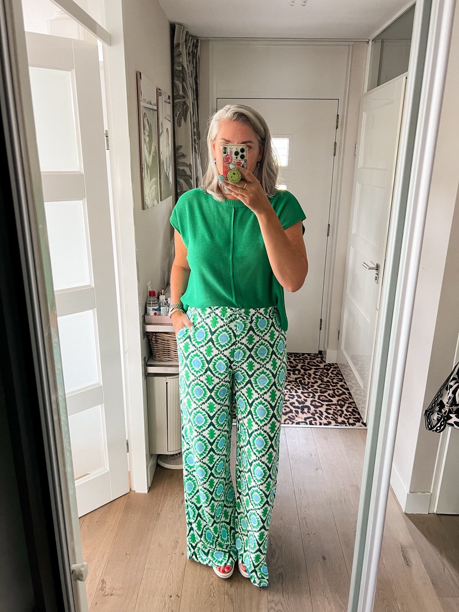 OOTD - Vrijdag. Onderweg naar de schoonheidsspecialiste dus geen make-up of accessoires. Groen gebreide top (L) en een lange zomerbroek met print (Miss Etam Lang, maat 38). Sandalen zijn oudjes van van Haren.

#LTKnederlands #LTKeurope #LTKsummer