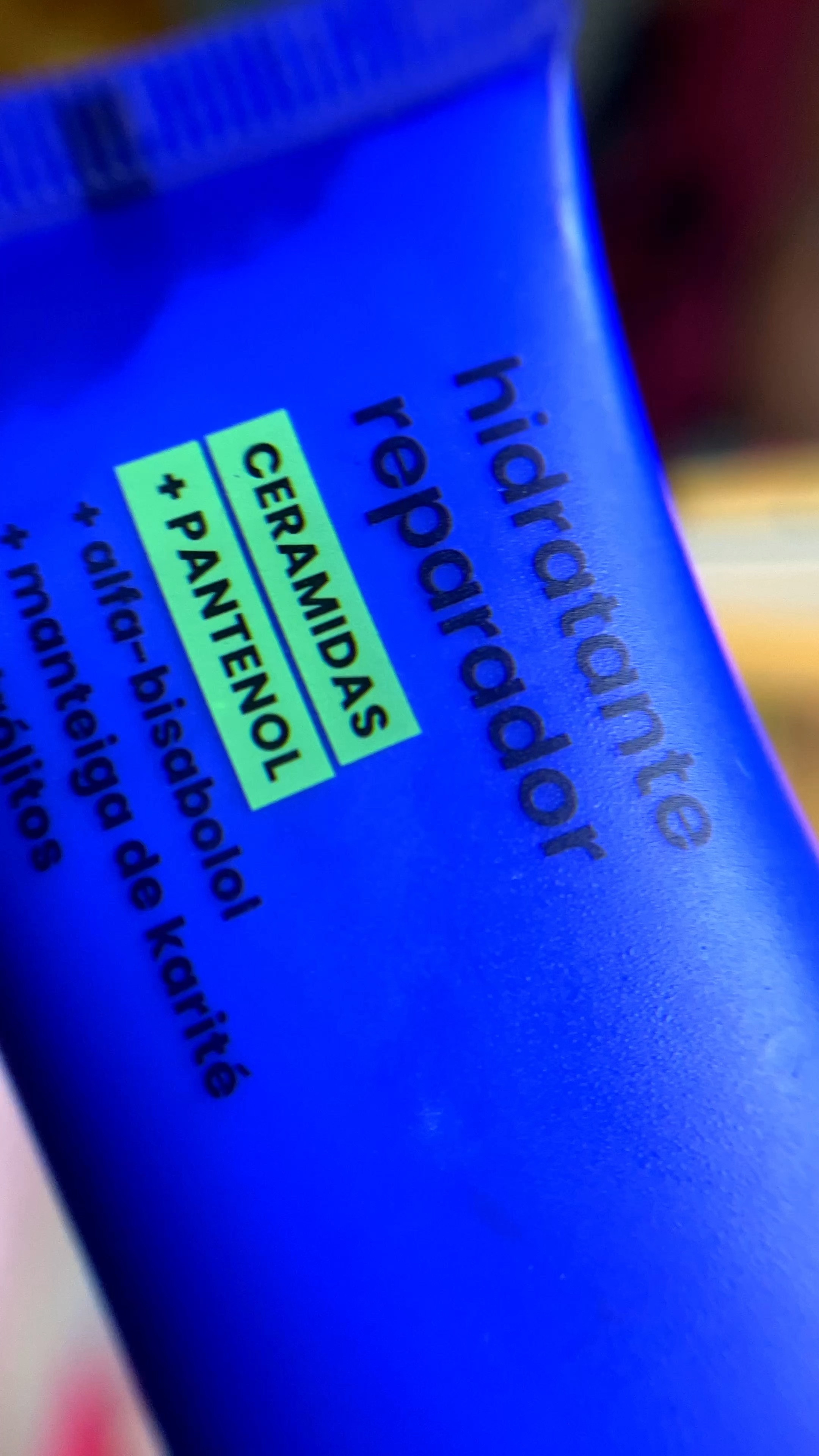 Eis meu hidratante facial favorito do momento, mas principalmente nos dias em que minha pele está muito ressecada: O Hidratante Reparador da Sallve é de longe um dos hidratantes mais “powers” que eu já usei, e passei a aderir ele também na minha preparação de pele pra receber a maquiagem. 
.
Ele lembra muito a proposta do queridinho dos maquiadores, o hidratante Embryolisse, que tem essa pegada de hidratante mais encorpado e denso, que hidrata, mantém a hidratação e repara toda barreira de proteção da pele, mas sem pesar ou interferir no acabamento da maquiagem. 
.
E claro, não é um produto para todos os tipos de pele, ele vai servir muito bem para peles mais secas, peles que tendem a ressecar com facilidade, peles maduras, não o recomendo por exemplo para peles normais e oleosas, pois a Sallve possui outros produtos que servem e entregam melhor nesses tipos de pele. 
.

.
#hidratantereparador #hidratantesallve #sallve 

#LTKbrasil #LTKbeauty #LTKVideo