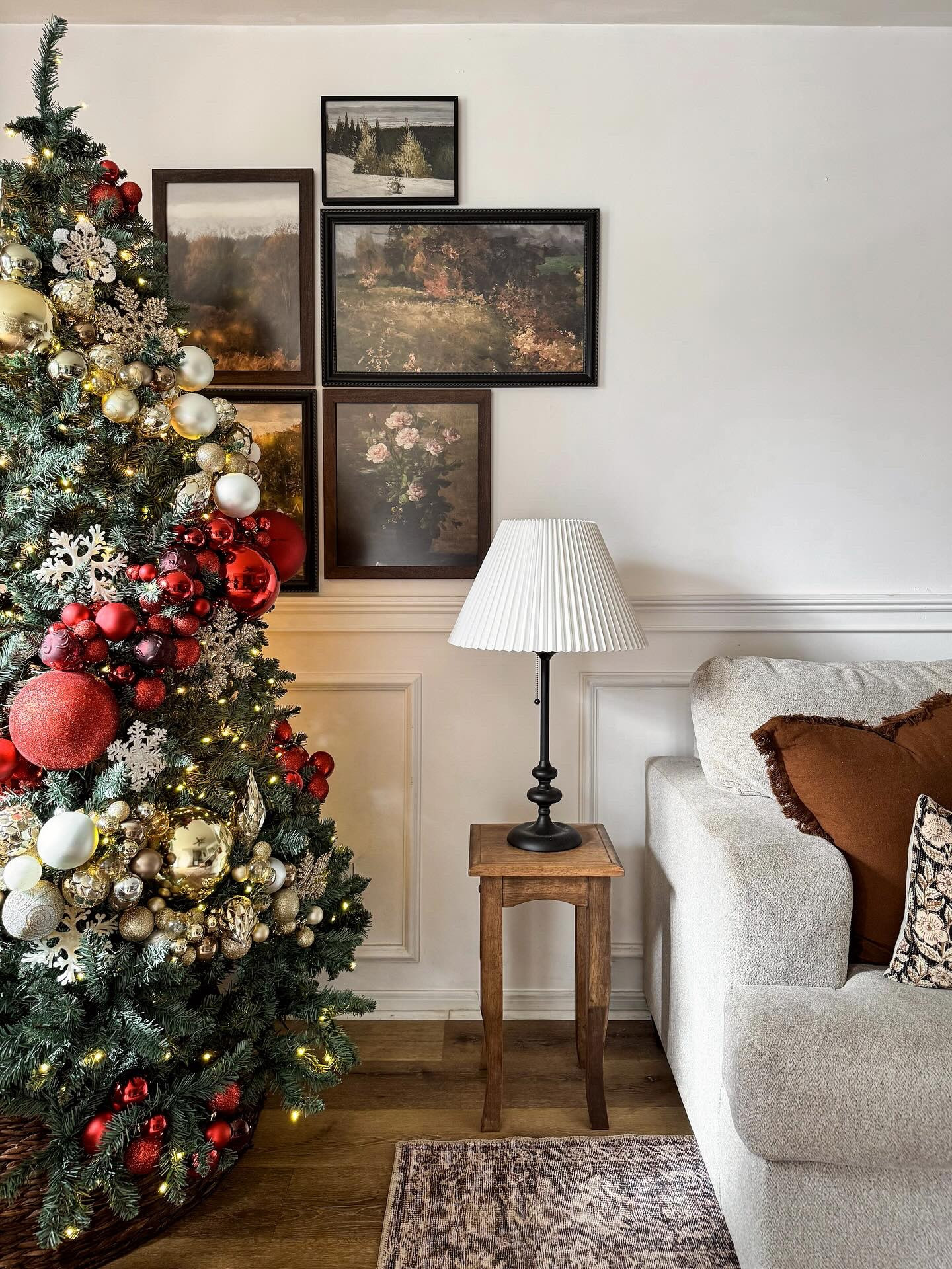 I just loved my cascading Christmas decorations last year that I did it again this year, but with white, gold, and red! This new living room tree is from last year’s @kingofchristmas campaign. It’s the 7’ Tribeca Blue Spruce, and 𝒔𝒉𝒆 𝒓𝒆𝒂𝒍𝒍𝒚 𝒊𝒔 𝒂 𝒃𝒆𝒂𝒖𝒕, 𝑪𝒍𝒂𝒓𝒌! 

To shop, tap the link in my bio and story highlights!

#Christmas #ChristmasTree #KingOfChristmas #LivingRoom #ChristmasDecor #HomeForTheHolidays