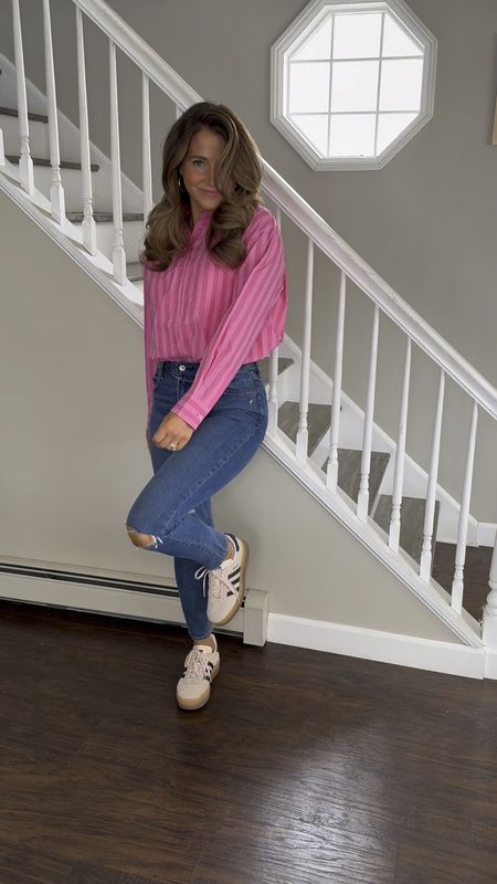 Easy outfit for transitioning to spring! The colors of this top are so fun and vibrant!! 

Sizing -
Jeans - true size
Top - S, true size, has an oversized fit  
Shoes - sized down a half size

Lip combo
Vinyl ink - upbeat
Lifter gloss - petal 