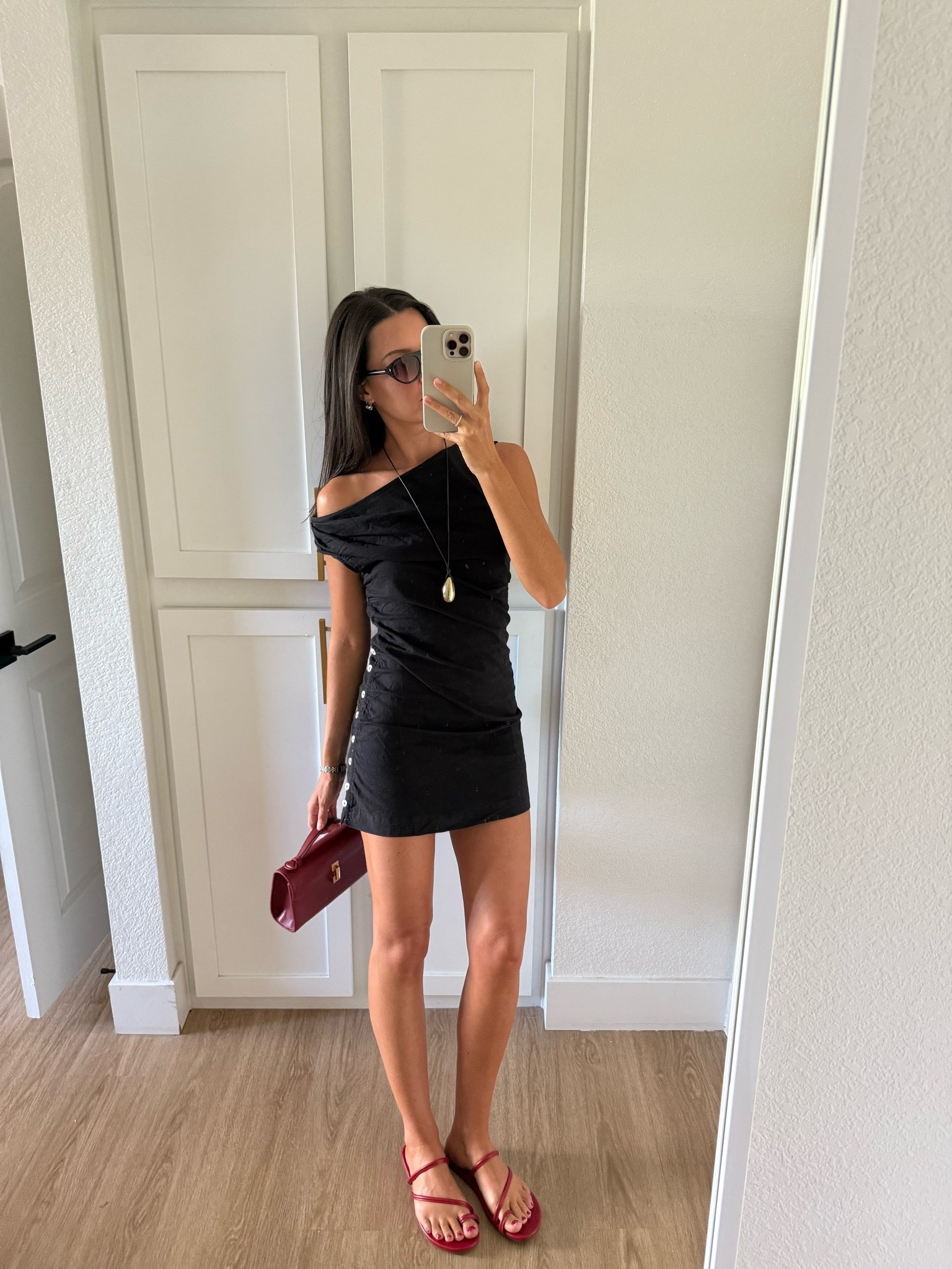 I am 5’7” wearing a size XS in the stretch linen dress! My lip liner is in the shade Cassis, and the lipgloss is shade Pointelle!
