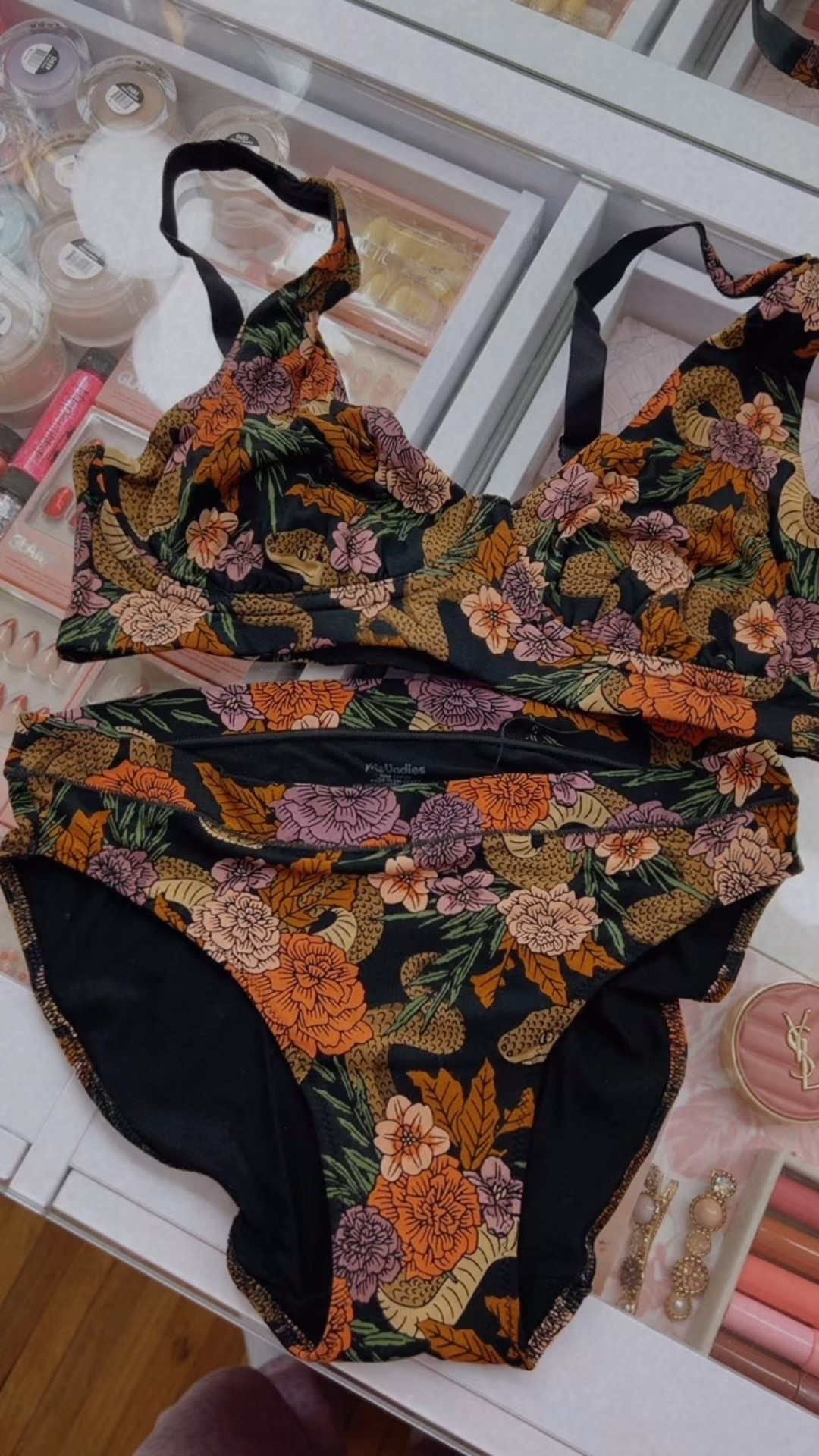 The softest @MeUndies for fall ✨ How pretty is the snake and floral print? 😍 #meundiespartner

#LTKTravel #LTKActive #LTKFindsUnder50