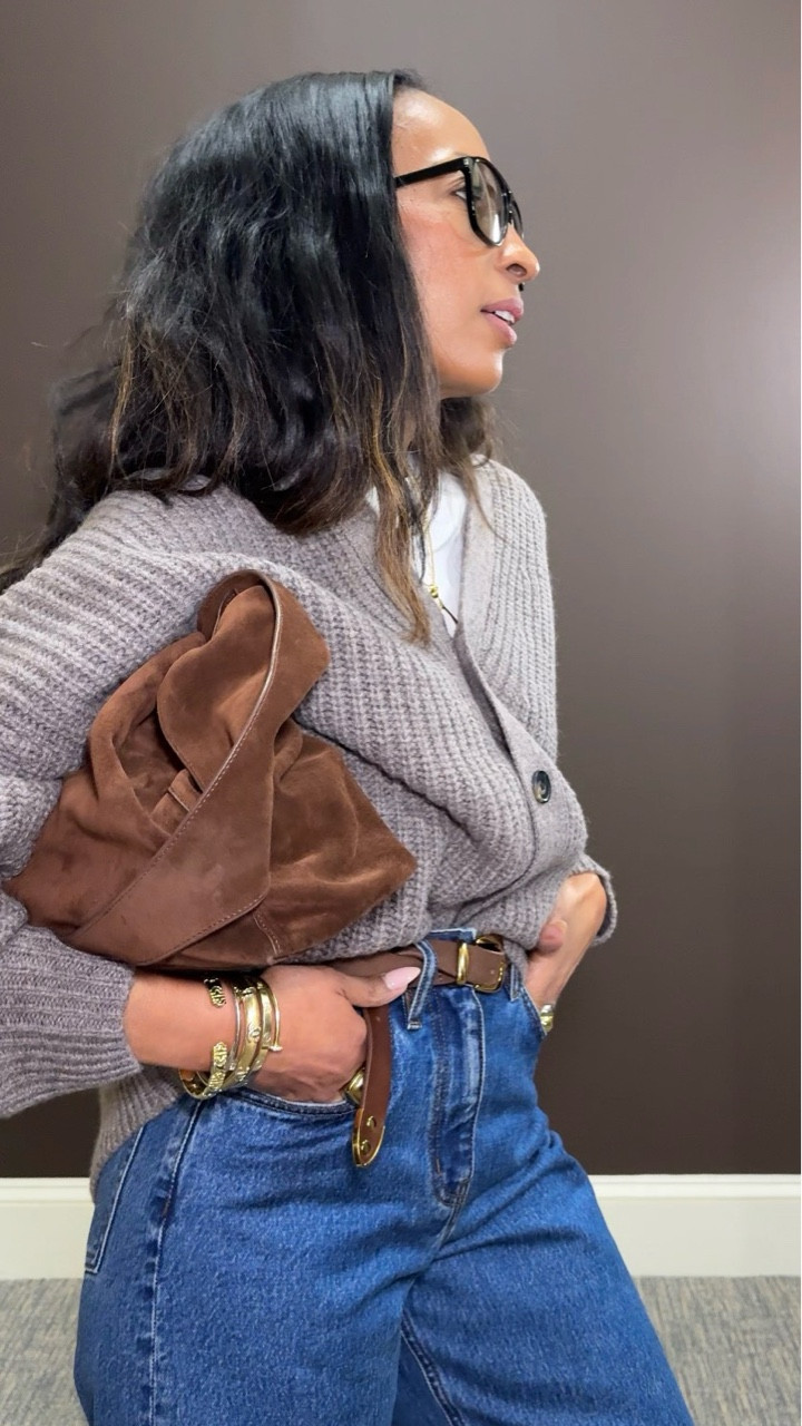 #oakandfortpartner …Comment SHOP and I’ll send you the full list of links.

 My definition of cozy chic. Today deserved a look that feels relaxed but still intentional. Slightly barrel blue jeans, a classic white tee, and an oversized cardigan layered to perfection. Finished with a brown suede belt, matching suede loafers, a soft brown shoulder bag, and the perfect pair of glasses to complete the look. Effortless, polished, and comfortable from start to finish.
 
get ready with me outfit
cozy chic everyday look
barrel jeans styling

##ad #oakandfort