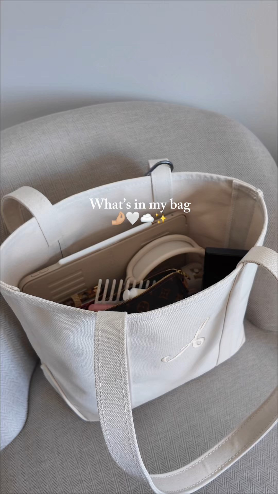 What’s in my bag: the essentials 🤌🏼

#LTKTravel #LTKootd #LTKWorkwear