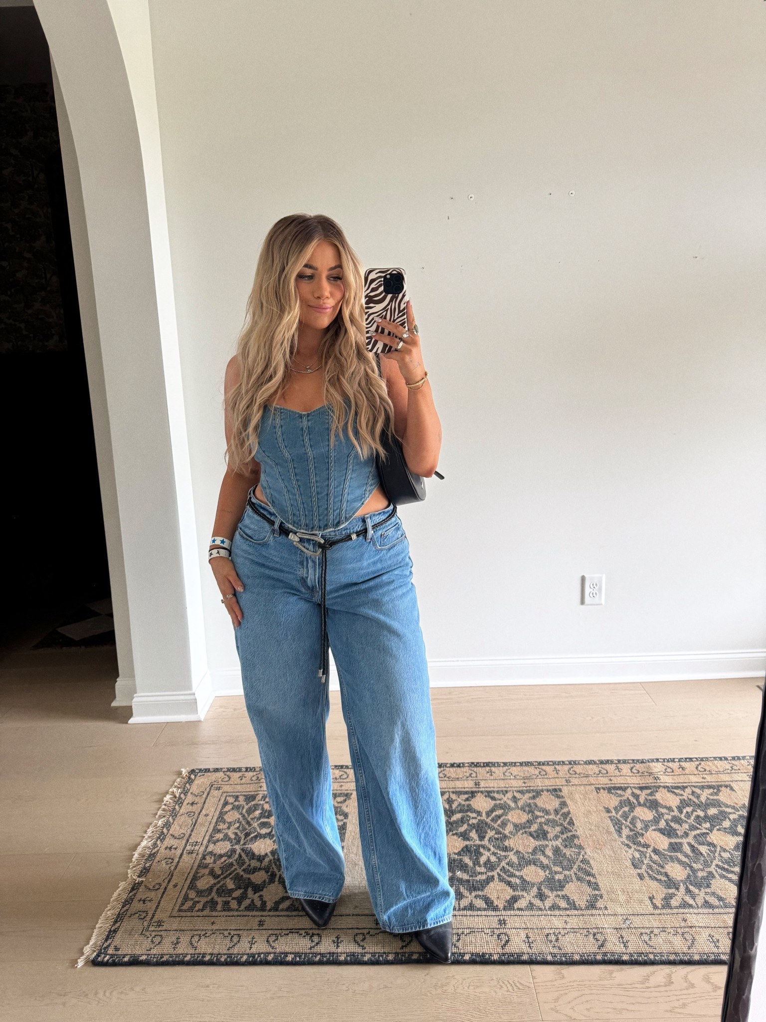 Today’s fit!!!!!! 🖤
Pants — 31 long 
Top — 10