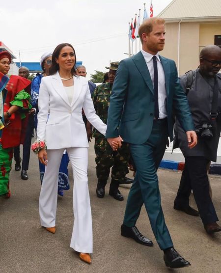 #meghanmarkle and #princeharry have been visiting #Nigeria for the past few days , with #meghan in some stylish looks, including a white #altuzarra suit, a yellow #carolinaherrera column dress and a red dress by #nigerian brand @orireofficial ! Swipe to see some of #meghanmarklestyle and find links to purchase select pieces in our bio. Which look is your favorite?
#meghanmarklefbd #meghanmarklefashion
