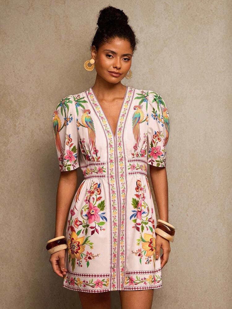 Travachic V-Neck Short Sleeve Fitted Women Mini Dress,Random Floral Print Woven Fabric, Short Floral Dress, Luxury Evening Dresses For Weddings, Christmas Party Clothes, New Year Look, Thanksgiving Outfits, Elegant Dresses Party, Tropical Vacation, Bohemian Outfits, Ibiza Outfits, Western Style | SHEIN