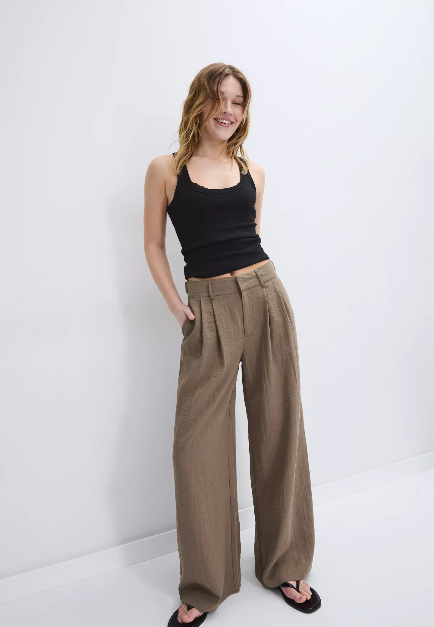 Rustic wide-leg trousers with adjustable buttons - Women's fashion | Stradivarius United Kingdom | Stradivarius (UK)