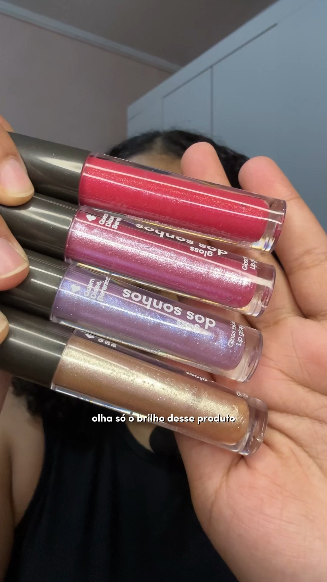 Testando as cores com glitter do Gloss dos Sonhos da @quemdisseberenice, difícil escolher só um favorito, viu? Essa são as cores que aparecem no vídeo: Douradex, Purpurex, Rosadex e Cerejex. Me conta, de qual você gostou mais? 🤩💖


#LTKbrasil #LTKbeleza