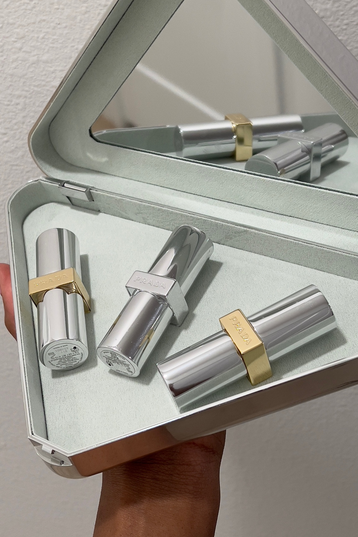 The Individual Lipstick Color That Come With The Set 
Color in set:
B02 - QUARTZ
B03 - MAHOGANY 
R28 - FUOCO
P56 - NOTTE