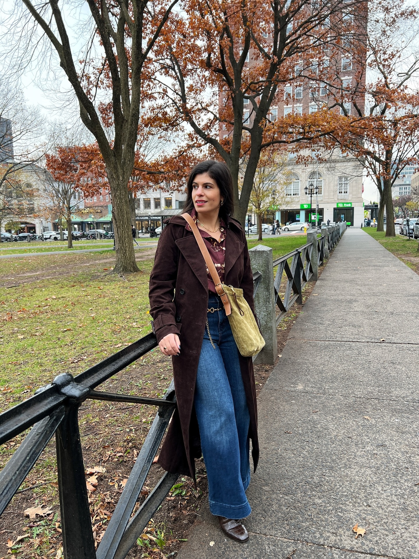 Gloomy fall has arrived. 

The leaves are mostly gone, the sun limits its appearances, it’s not freezing but it’s raw. 

Obviously I snapped up this green suede Coach bag from @sarahscupboardthriftshop because when it comes to shopping secondhand, non-buyers remorse is always worse. 

@talbotsofficial silk shirt 
@bananarepublic jeans 
@aveclesfilles coat
@marc.fisher boots
@marijaneboutique belt
@coach bag

Everything secondhand!