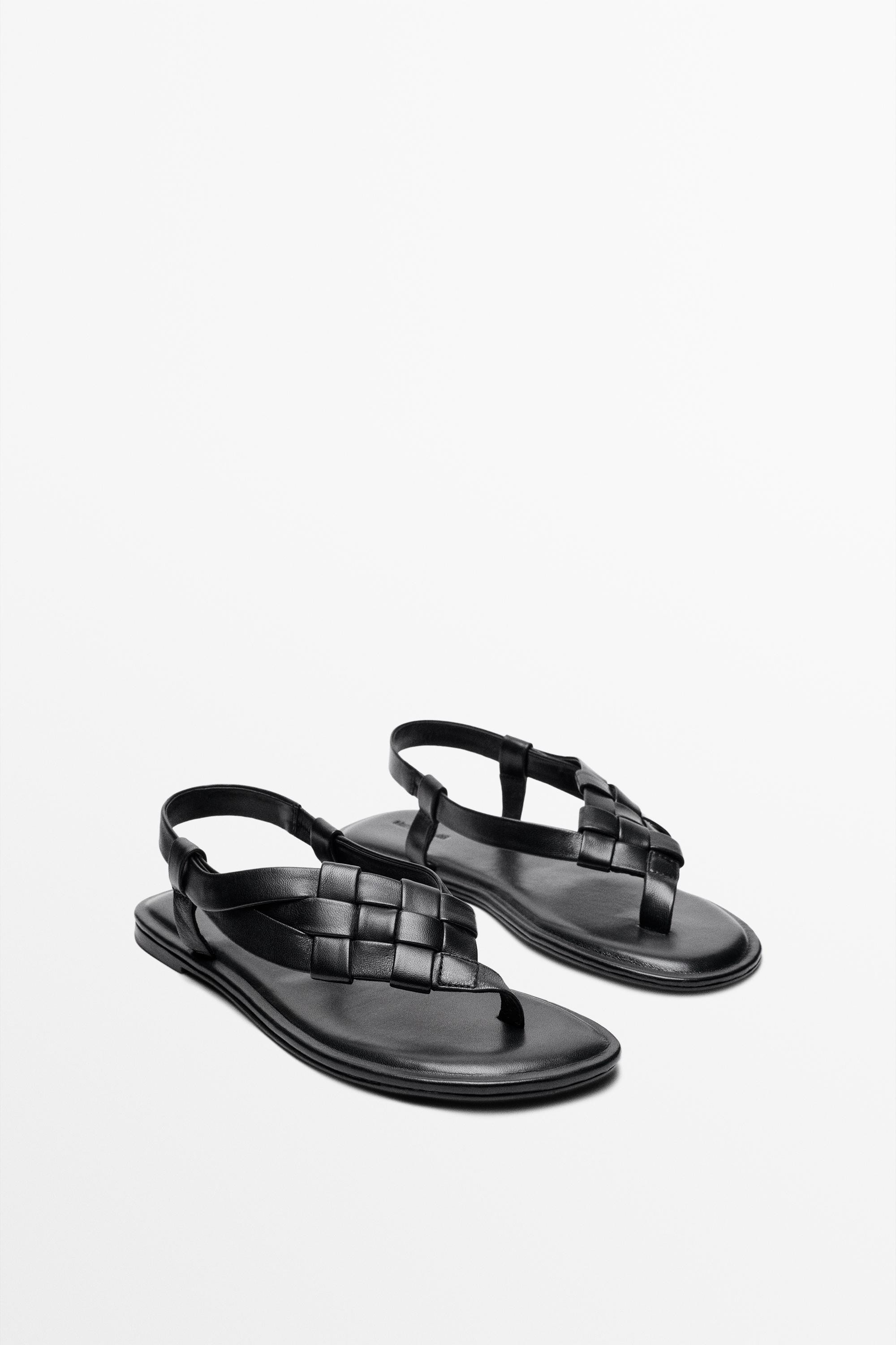 Elastic side panels. Leather lining and insole . Logo on the insole. Toe separator. | Massimo Dutti US