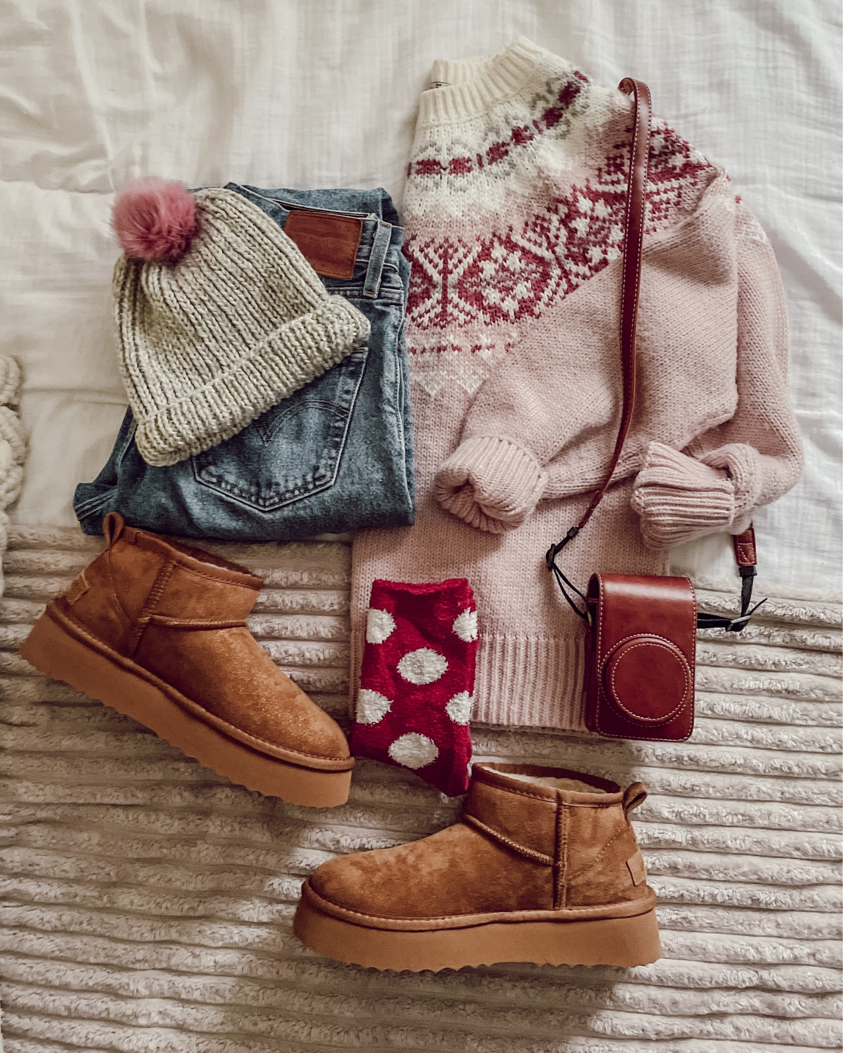 Tenue d’hiver cosy 
Pull en laine rose , bonnet gris à pompon , UGG , jean bleu x étui 
appareil photo Sony zv1

#LTKfrance #LTKwinter #LTKeurope