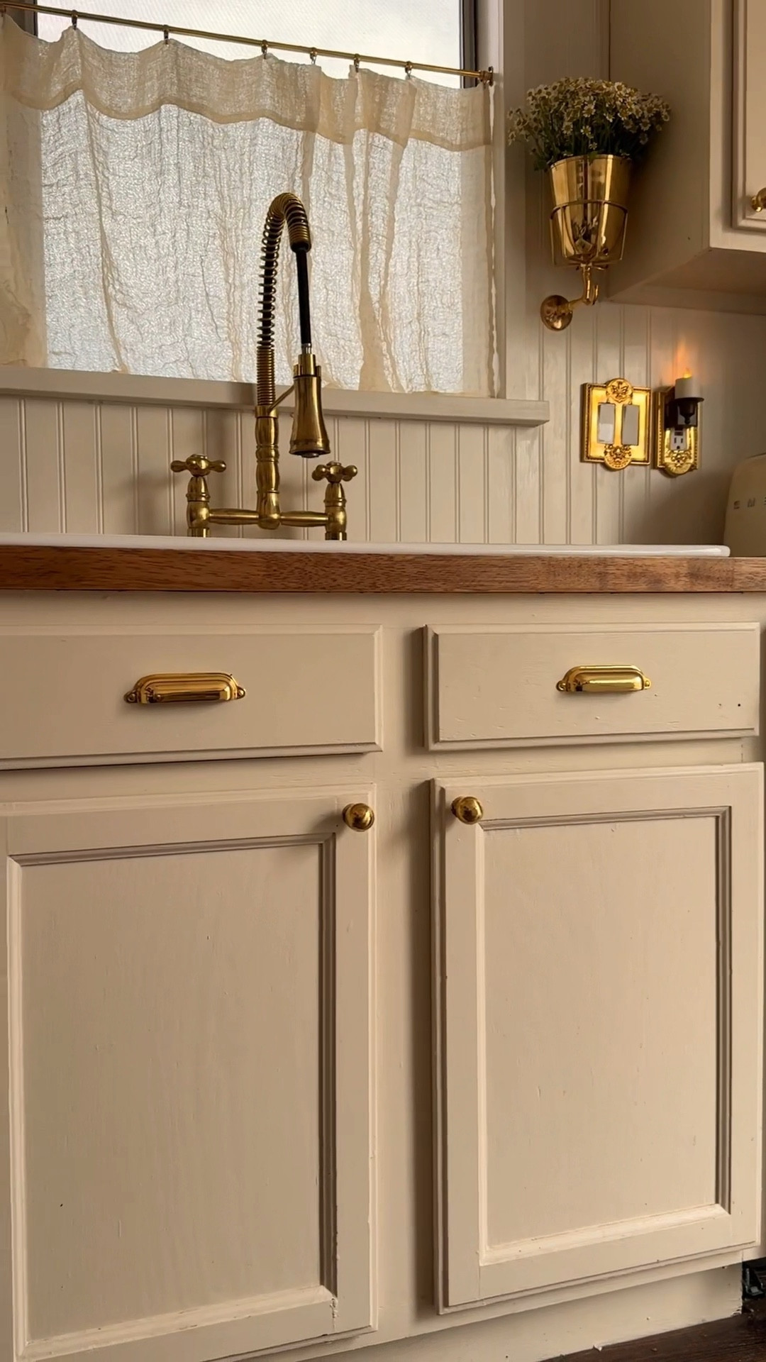 It’s a real “pinch me” moment being able to install Rejuvenation’s brass cabinet hardware after years of drooling over them. No more cheap “brass” hardware that’s just metal with a brass-like film on top. These are the real deal. Solid, unlaquered brass that will develop the most gorgeous patina over the decades these will be on our cabinets (because I am taking these with me wherever we move lol).

#rejuvenation #brasshardware #brassknobs #brasscabinethardware #kitchen #kitchendecor #aesthetickitchen #cottagecorekitchen #fyp #foryou #foryoupage #cozykitchen #kitchenremodel #kitcheninspo 

#LTKVideo #LTKFindsUnder50 #LTKHome