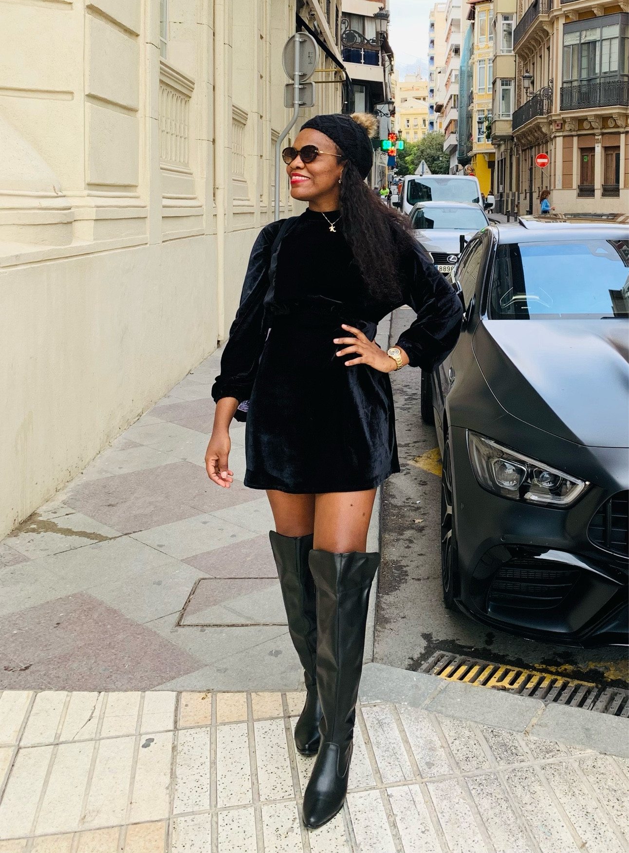  Fiquei encantada com a cidade de #alicante na  Espanha 🇪🇸

 O look escolhido foi um vestido de veludo e bota over. O dia estava ensolarado mas como estava ventando, foi um look bem prático para passar o dia lá 😉

 O que mais gostei é o fato das pessoas serem bem acolhedoras e é uma cidade com custa melhor do que Barcelona!

 #alicante #garimpodakelly #espanha #eurotour #eurotrip #lookdodia #vestidoveludo #botaovertheknee
#botamrshoes

#LTKeurope #LTKtravel #LTKbrasil