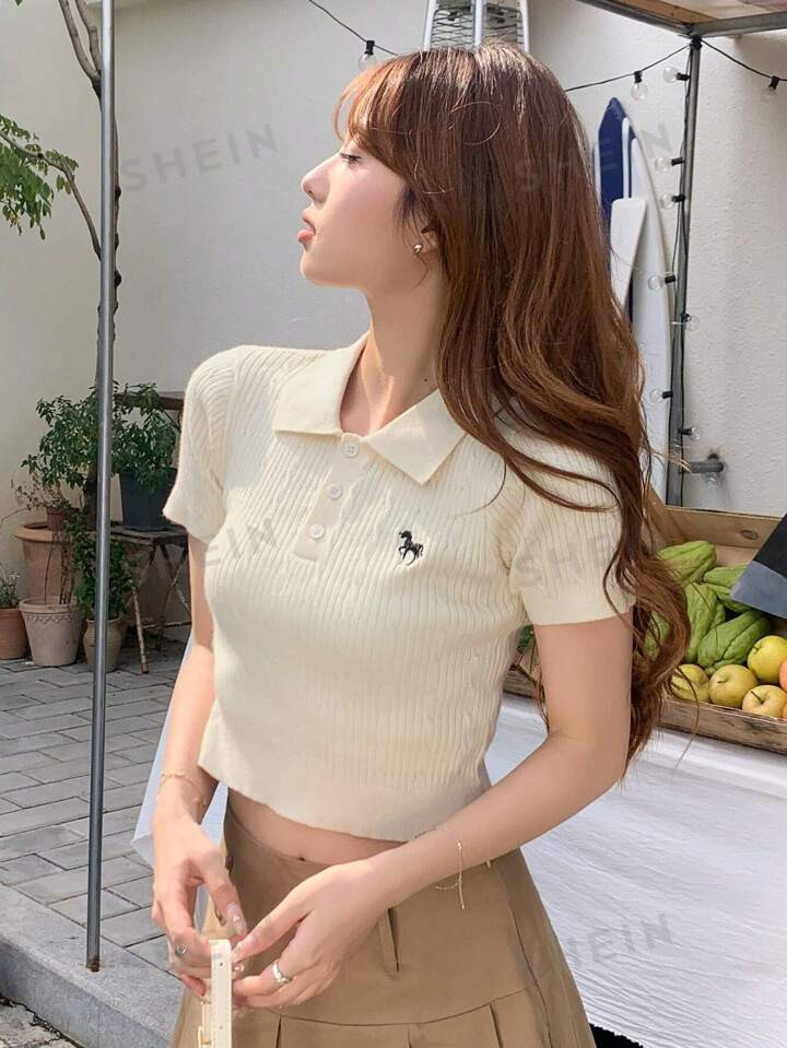 DAZY Top De Malha Cropped Com Gola Polo E Detalhes Bordados | SHEIN