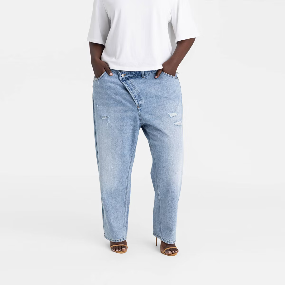 KBB by KAHLANA Women's Mid-Rise Tapered Leg 'The Dylan Jean' - Light Wash | Target