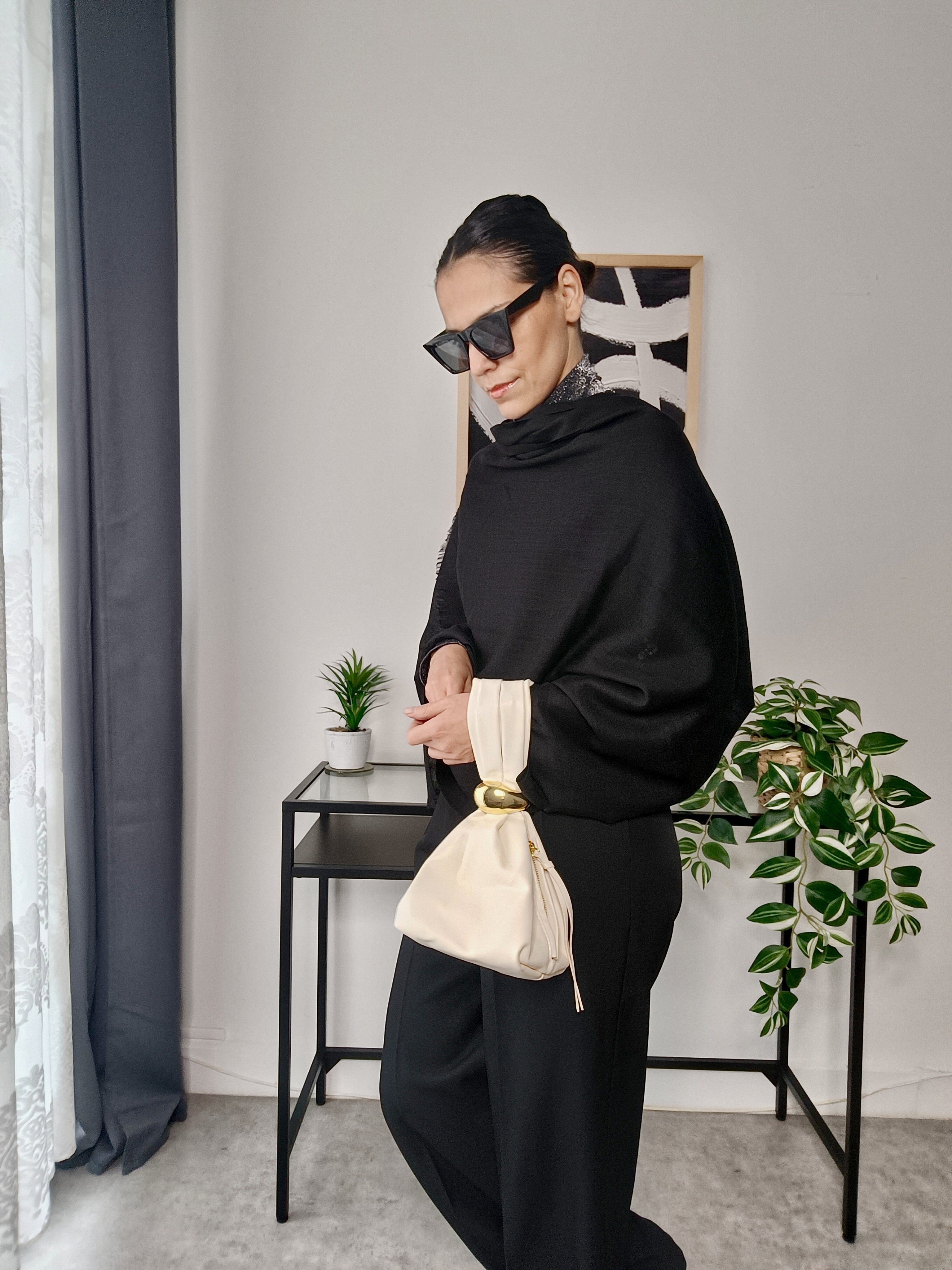 L’élégance dans la simplicité, la force dans le silence. Un jeu de contrastes entre noir profond et lumière crème. Quand le minimalisme devient expression du caractère. #minimalchic #luxurybagstyle #elevatedfashion #timelesssilhouette #modernluxury #fashioninfluencerstyle #europeanfashion #frenchstyleinspo #italianstyle #spanishfashion #chicdetails #refinedstyle #designeraccessories #luxurystyleinspo #editorialfashion #architecturalstyle #fashioncuration #highendfashion #boutiquelook #contemporaryelegance #styleinmotion #fashionportrait #minimaluxe #modernfemininity #accessoryedit

#LTKfrance #LTKworkwear #LTKeurope