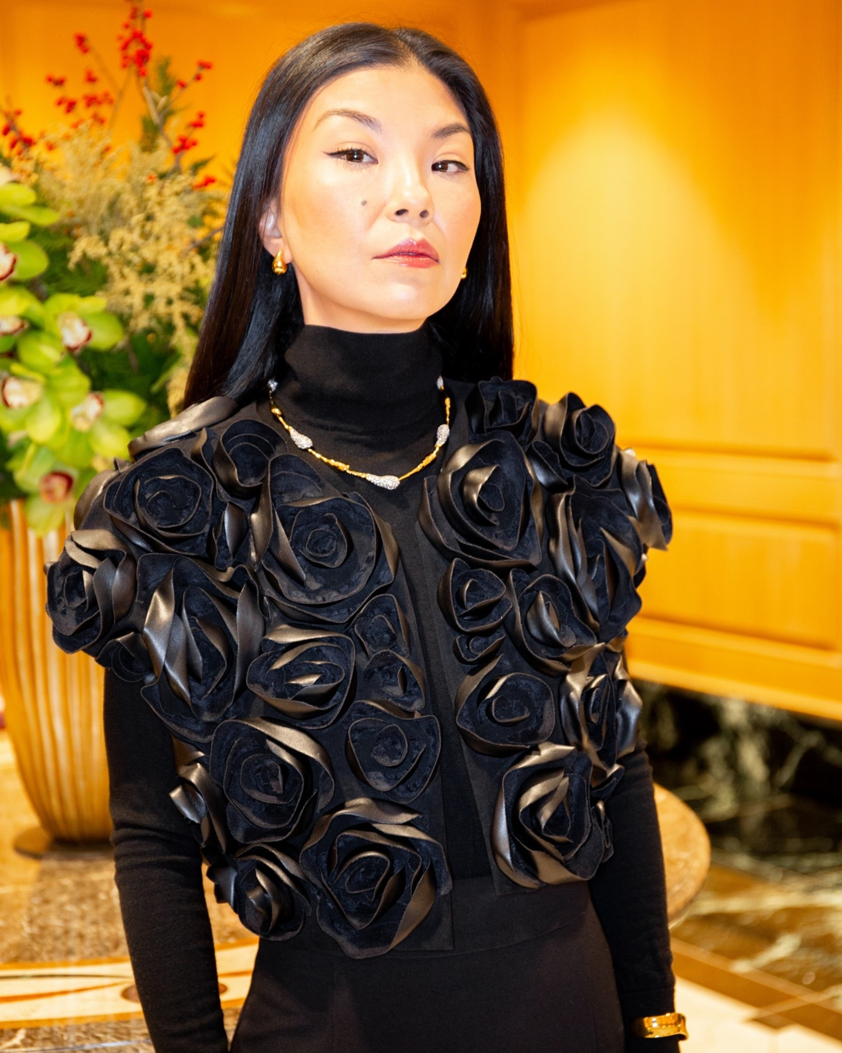 Winter nights call for a little drama. @natori
Sculpted roses, a sweep of black satin, and a quiet kind of opulence — perfect for holiday soirées that start with a whisper and end with a sparkle.” ✨🖤
#natori #HolidayStyle #WinterGlam #EveningElegance #EditorialFashion #LuxuryStyle #ChicDetails #OutfitInspo #ootdfashion


#LTKootd #LTKSeasonal #LTKHoliday