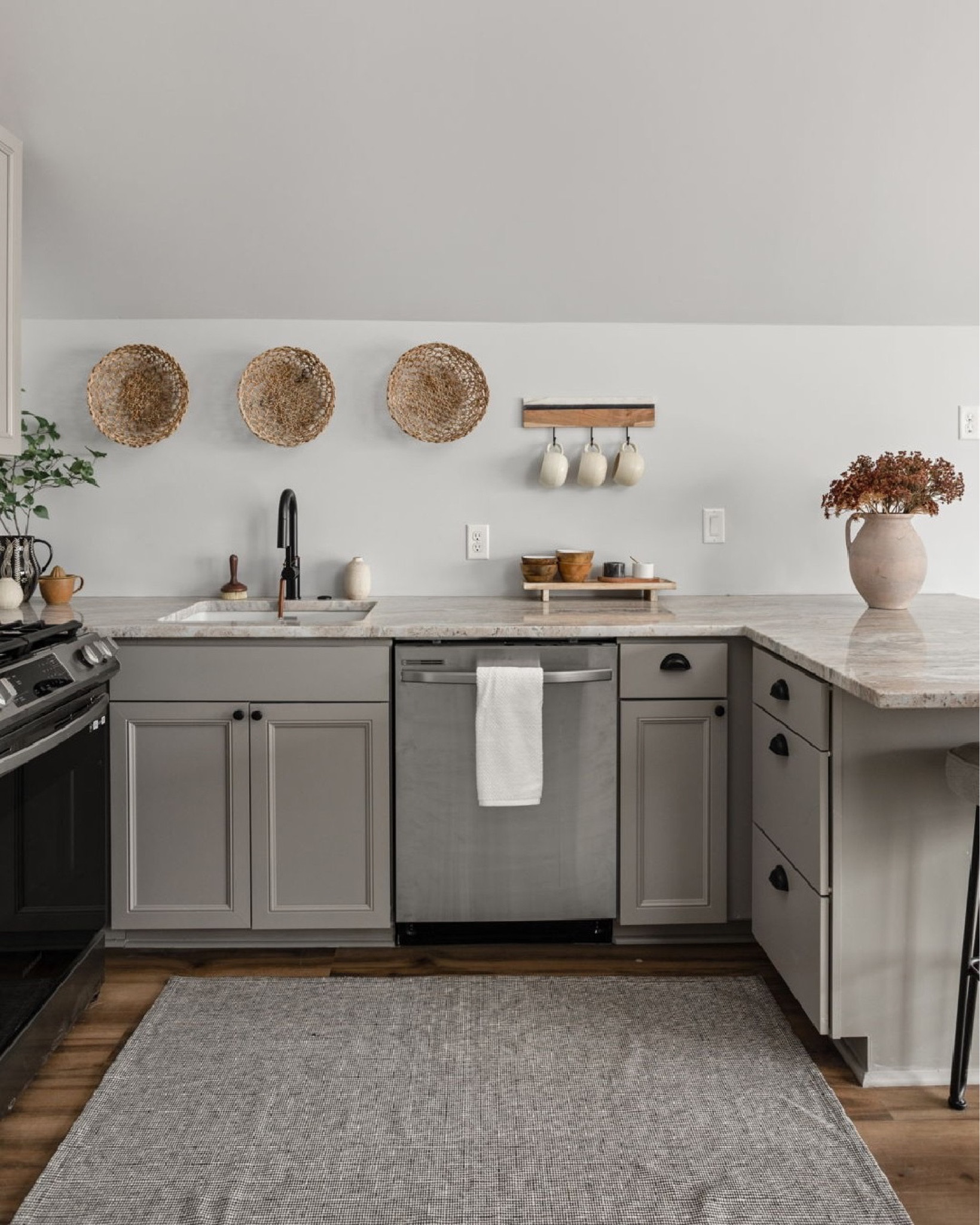 A perfectly suite kitchen .

#LTKhome