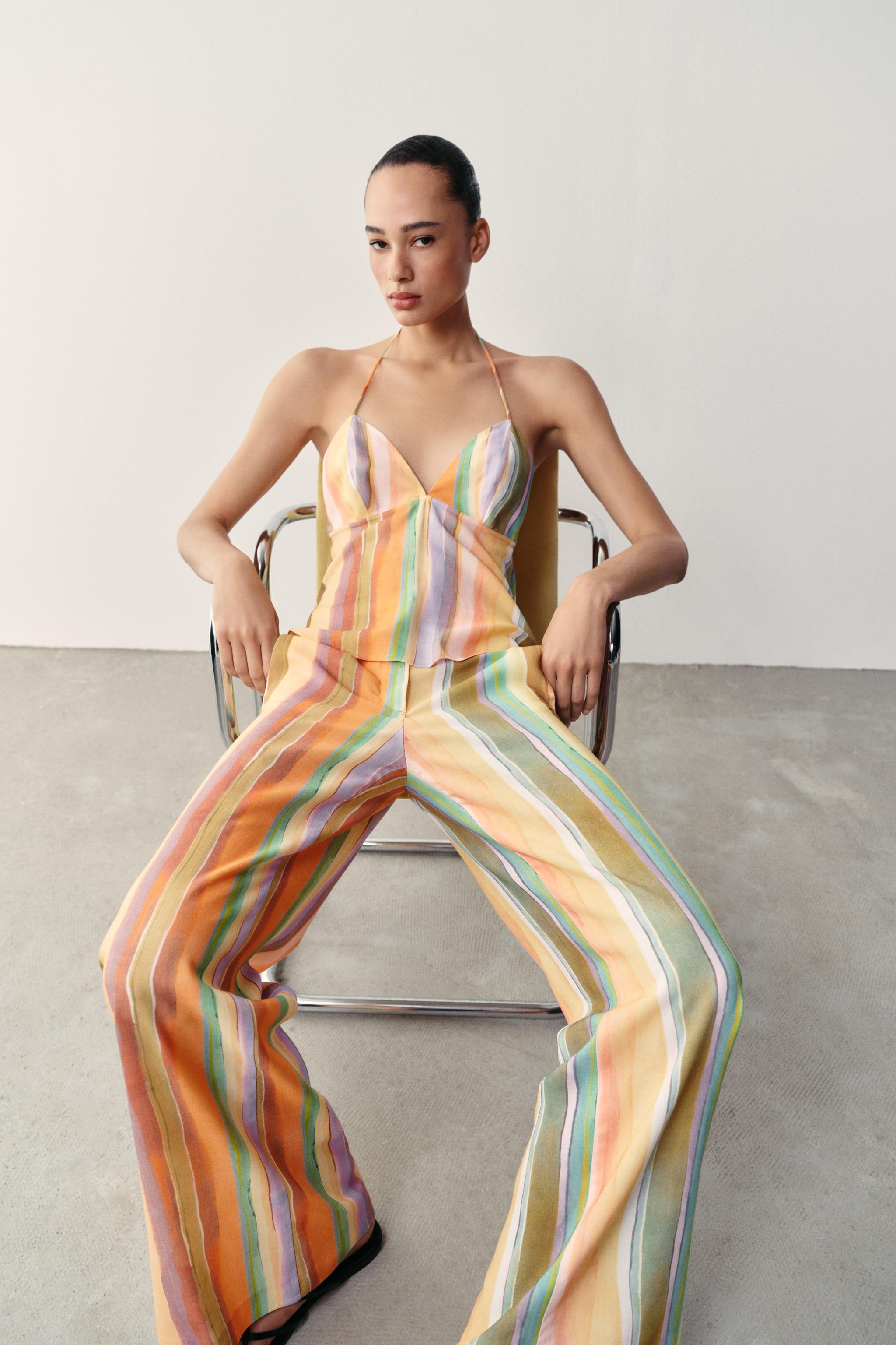 Model height: 179 cmMid-waist trousers with front pockets. Featuring a wide-leg design and zip fl... | Zara UK