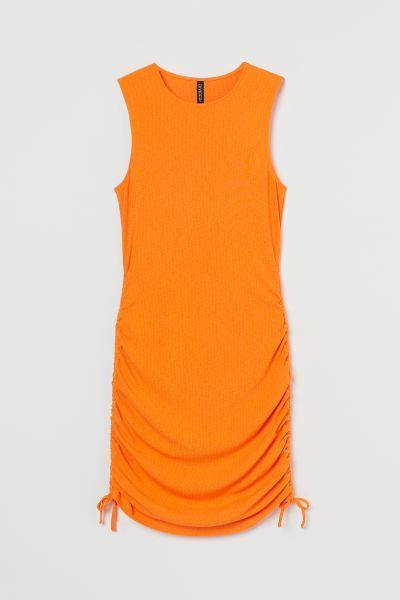 Kurzes, figurnahes Kleid aus geripptem Jersey mit Raffungen und Tunnelzug an den Seiten. | H&M (DE, AT, CH, DK, NL, NO, FI)