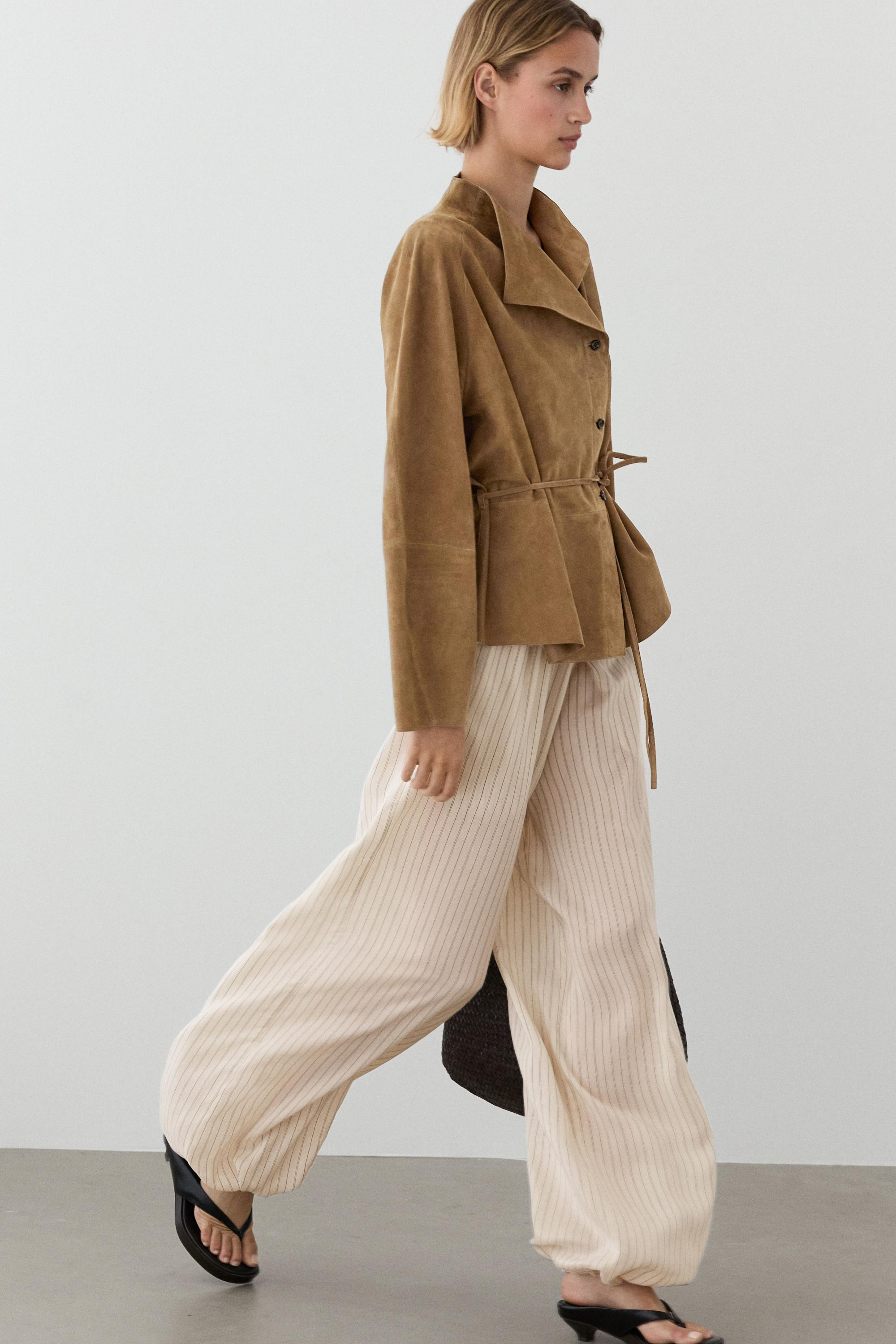 NEU AUSSEHEN ANSEHEN
Jacke mit Kordelzug aus Leder und Wildleder

 320 €  Farbe:  Sand  Hinzuf... | Massimo Dutti DE