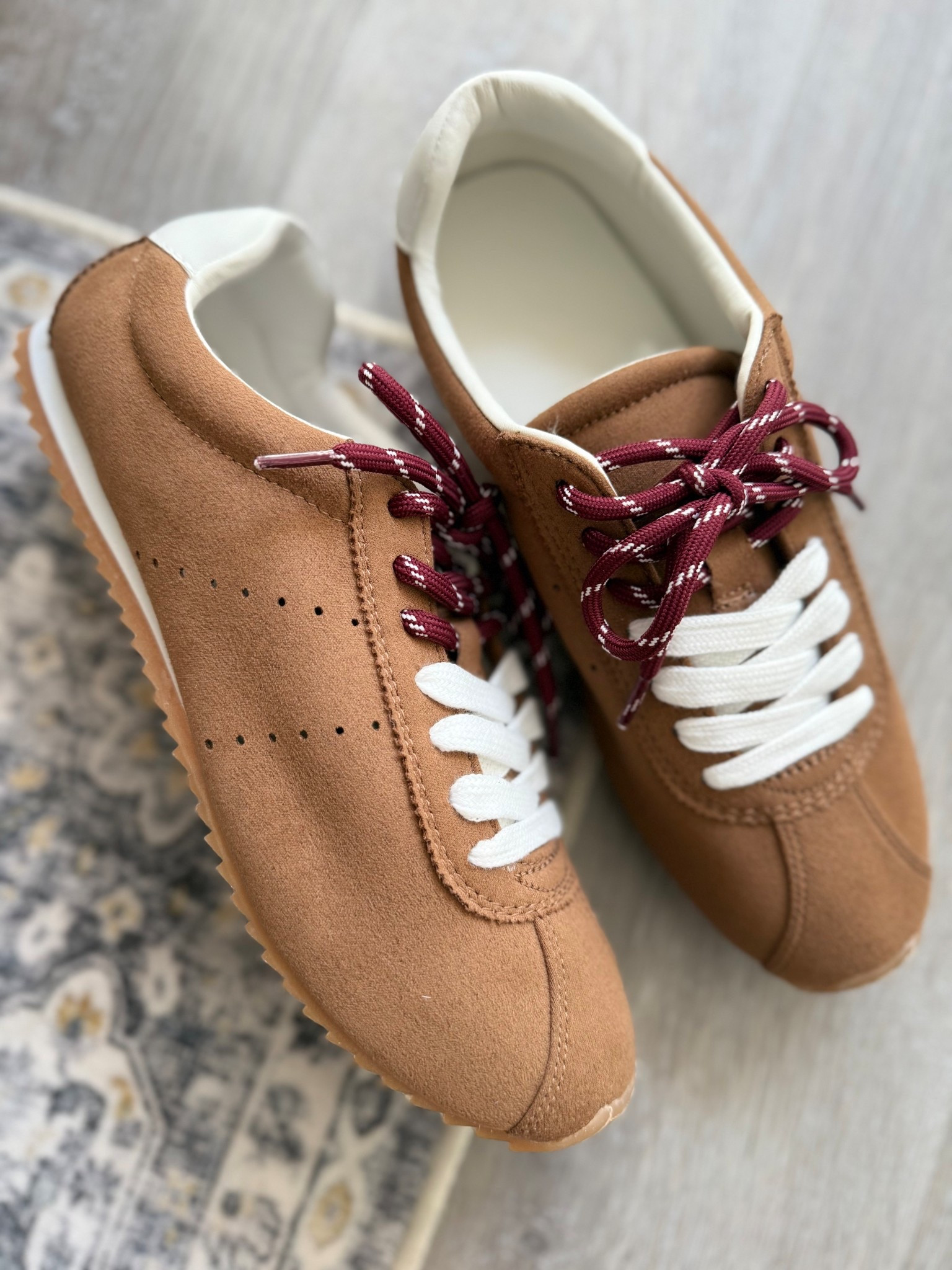 The perfect sneakers for fall! TTS or size up! 

FALL
SNEAKERS 
BROWN 
CASUAL 