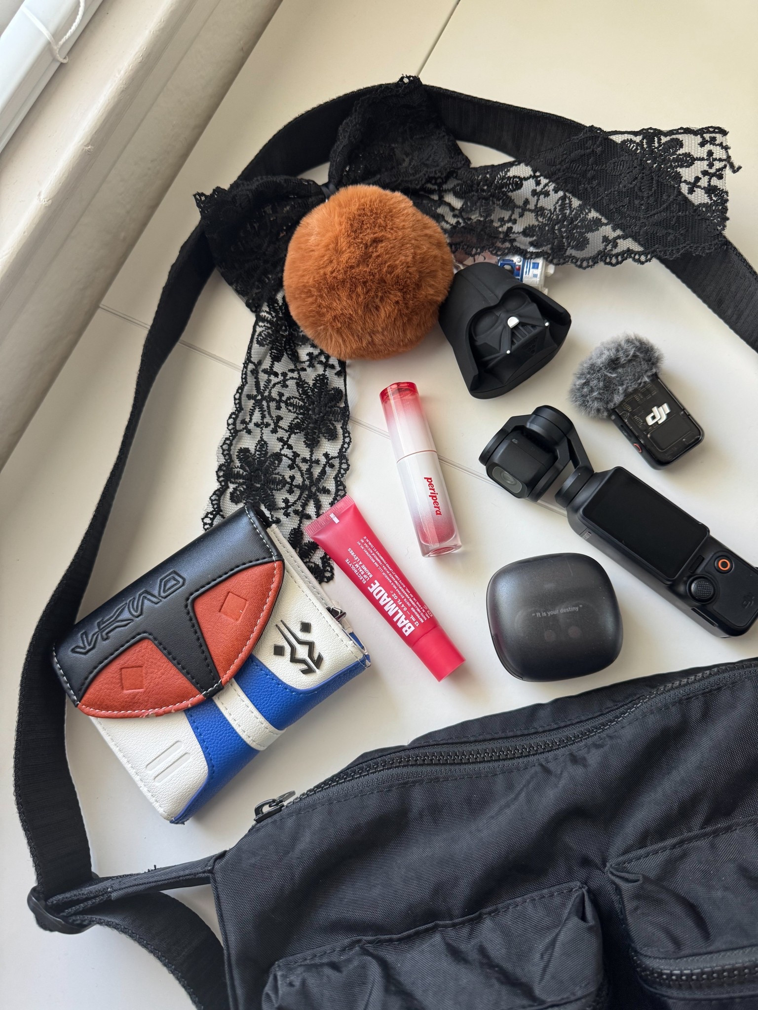 what’s in my bag as a fangirl content creator 💫

bag is baggu medium cargo crossbody for camera gear, tech, make up touch up items and bag charms 

#LTKFindsUnder100 #LTKvlog #LTKBeauty