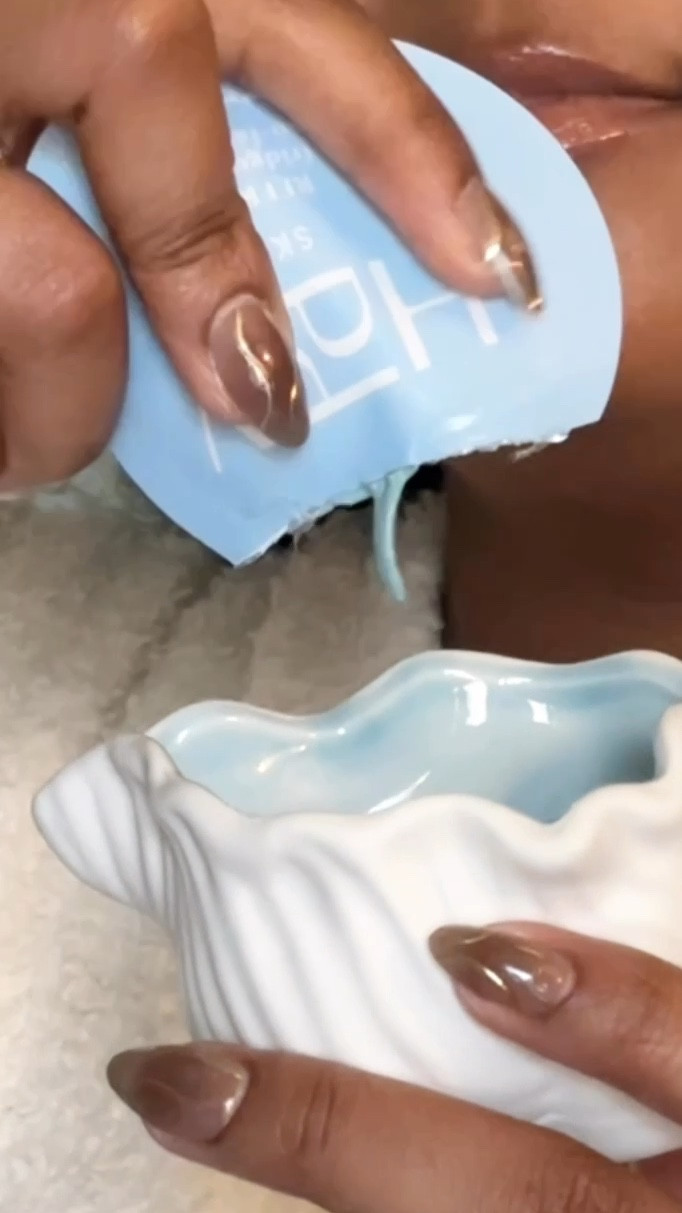 Self-care has never felt so good.💆🏾‍♀️✨ Just tried the @HppySkincare Refresh Face Mask, and WOW! 
Powered by their HPPY technology, this mask has all the skin-loving ingredients-caffeine for a quick pick-me-up, hyaluronic acid for a hydration boost, and spirulina to rejuvenate. My skin is GLOWING. 🌟 l've linked the mask in my LTK shop so you can shop directly and learn more about the HPPYskin. This would fit perfectly with gifts for her this holiday season. @shop.Itk

liketk.it/thenakaylajames #liketkit
#HppySkin #fridgefreshface #ad

#LTKGiftGuide #LTKBeauty #LTKFindsUnder50