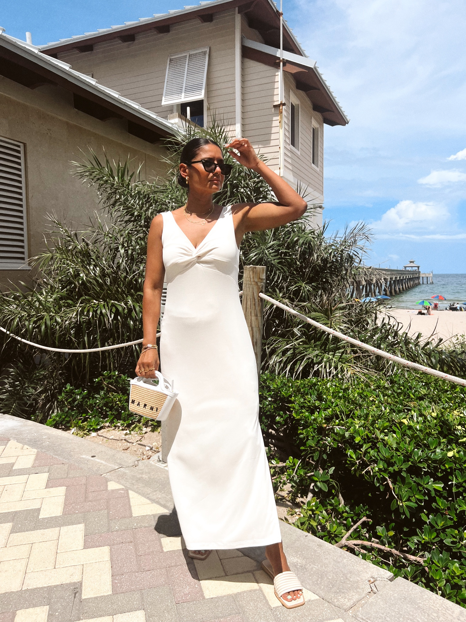 Stylist chic white dress that fits so dreamy. This dress is worth getting. I love that it isn’t see through at all. 
Wearing:xs
