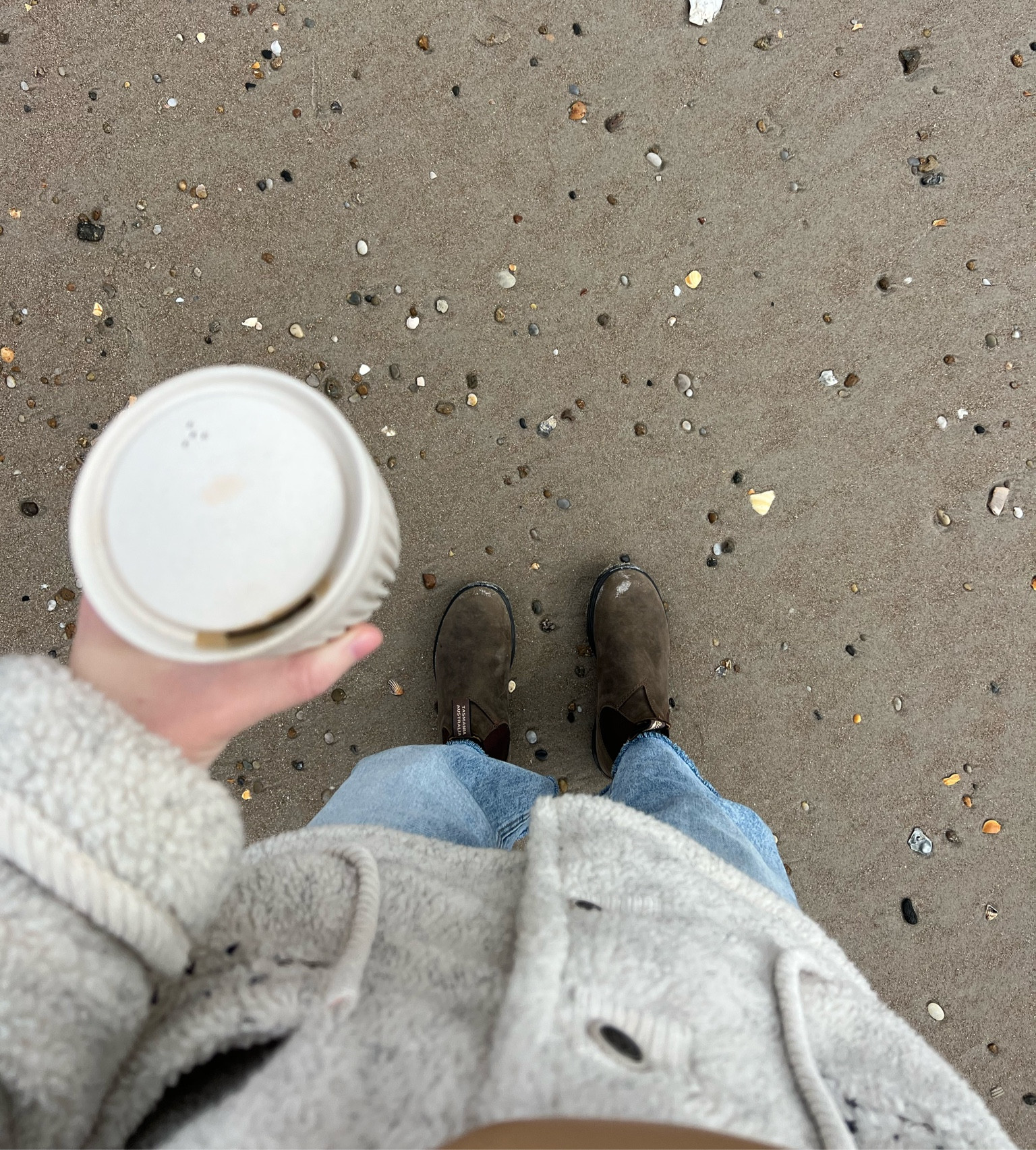 Cold beach day 🌊 This is my favorite travel mug - it’s sustainably made from coffee husks 👌🏻