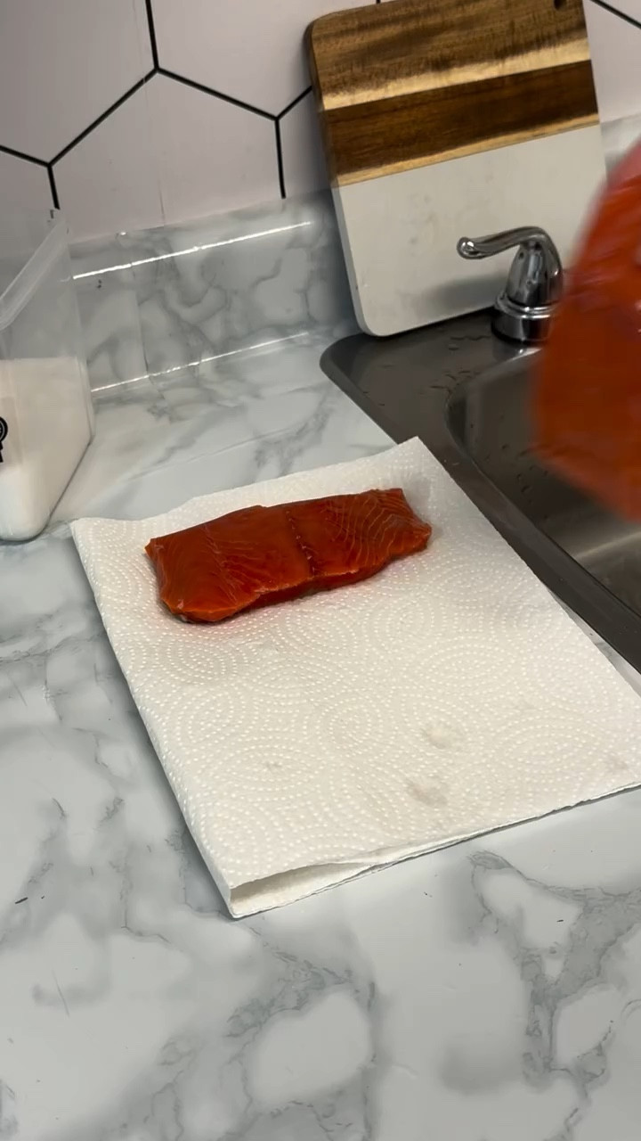 Fresh homemade salmon + avocado croissant 🥐✨
Simple, fresh, and so delicious! 

Who would try this?

#avocadotoast #salmonrecipe #easybrunch #brunchideas #homemadefood foodreels quickrecipe

#LTKHome #LTKfoodie #LTKU