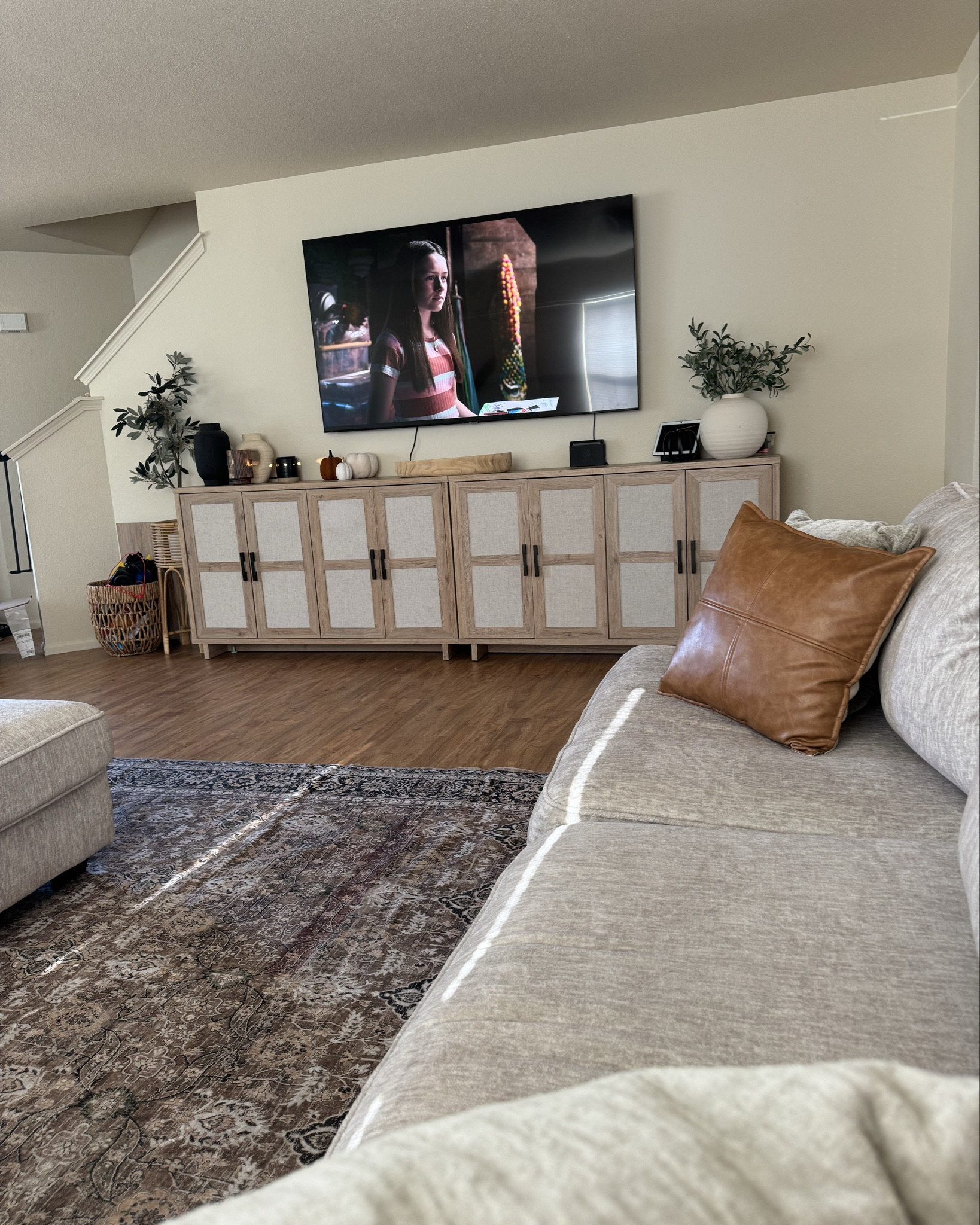 Living room decor and rug

#LTKHome #LTKSeasonal #LTKFamily