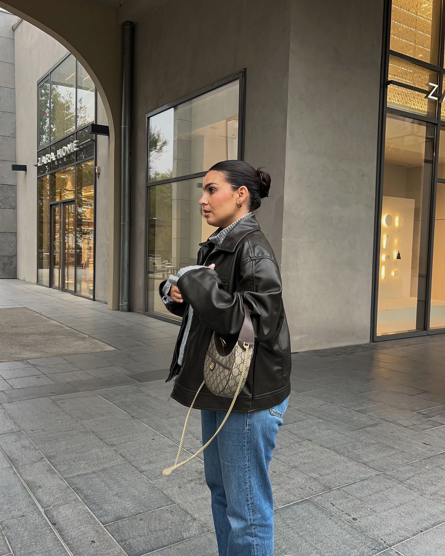 Team brushing ou cheveux attachés les filles ? 🧸🤍
C’est rare que je fasse des photos avec les cheveux attachés … oupsi ! 

#StreetStyle #CasualChic #FashionInspo #OOTD #ModeUrbaine #LeatherJacketVibes #EffortlessStyle #MinimalFashion #LookDuJour #Fashionista #ChicAndCasual #StyleInspiration #ModeParisienne #AutumnOutfit #FashionAddict