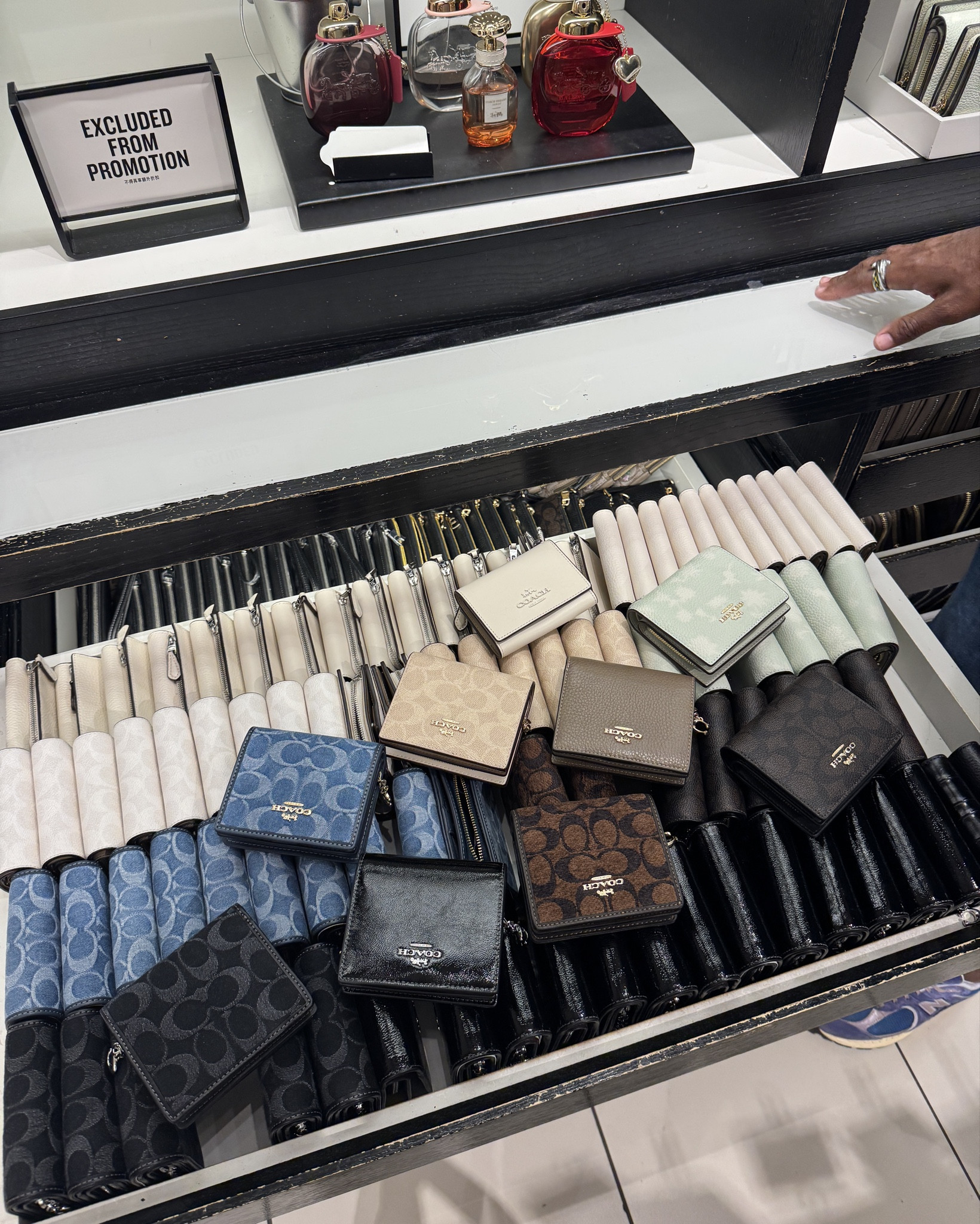 Coach outlet snap wallets & large wristlets! #coachoutlet #coachsnapwallet #coachlargewristlet #coach
