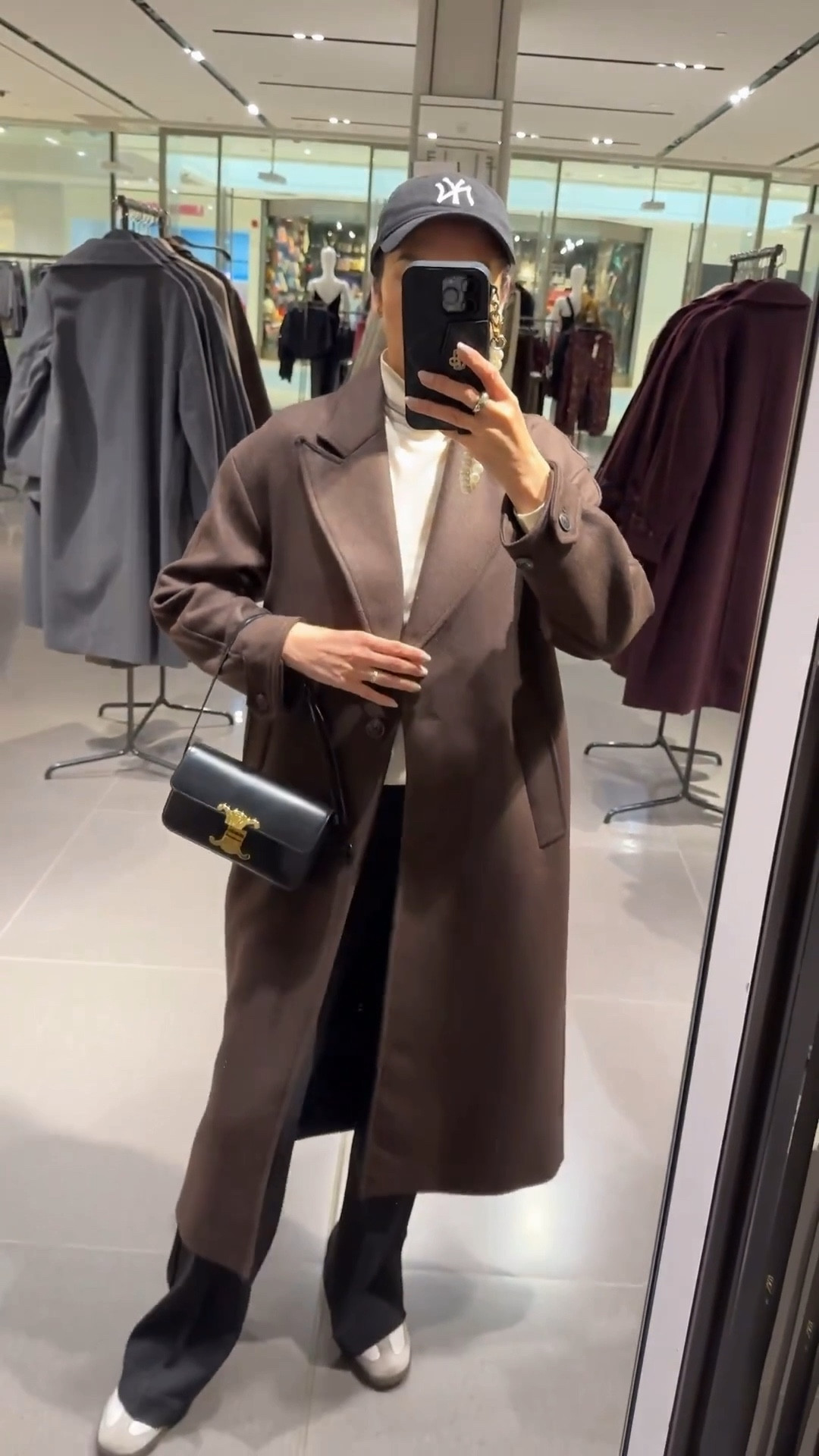 Zara finds
Zara brown chocolate coat
Wearing size XS