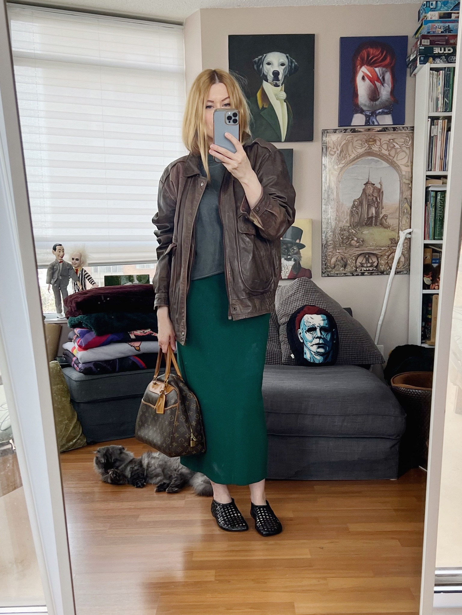 Same cropped sweatshirt and flats as yesterday, a Uniqlo column skirt that I think is on sale on the US site for $20. Also comes in a bright blue. And a vintage jacket and bag. 
•
#springlook  #torontostylist #StyleOver40  #fashionstylist #FashionOver40  #MumStyle #genX #genXStyle #shopSecondhand #genXInfluencer #genXblogger #Over40Style #40Plus

#LTKfindsunder50 #LTKover40 #LTKstyletip