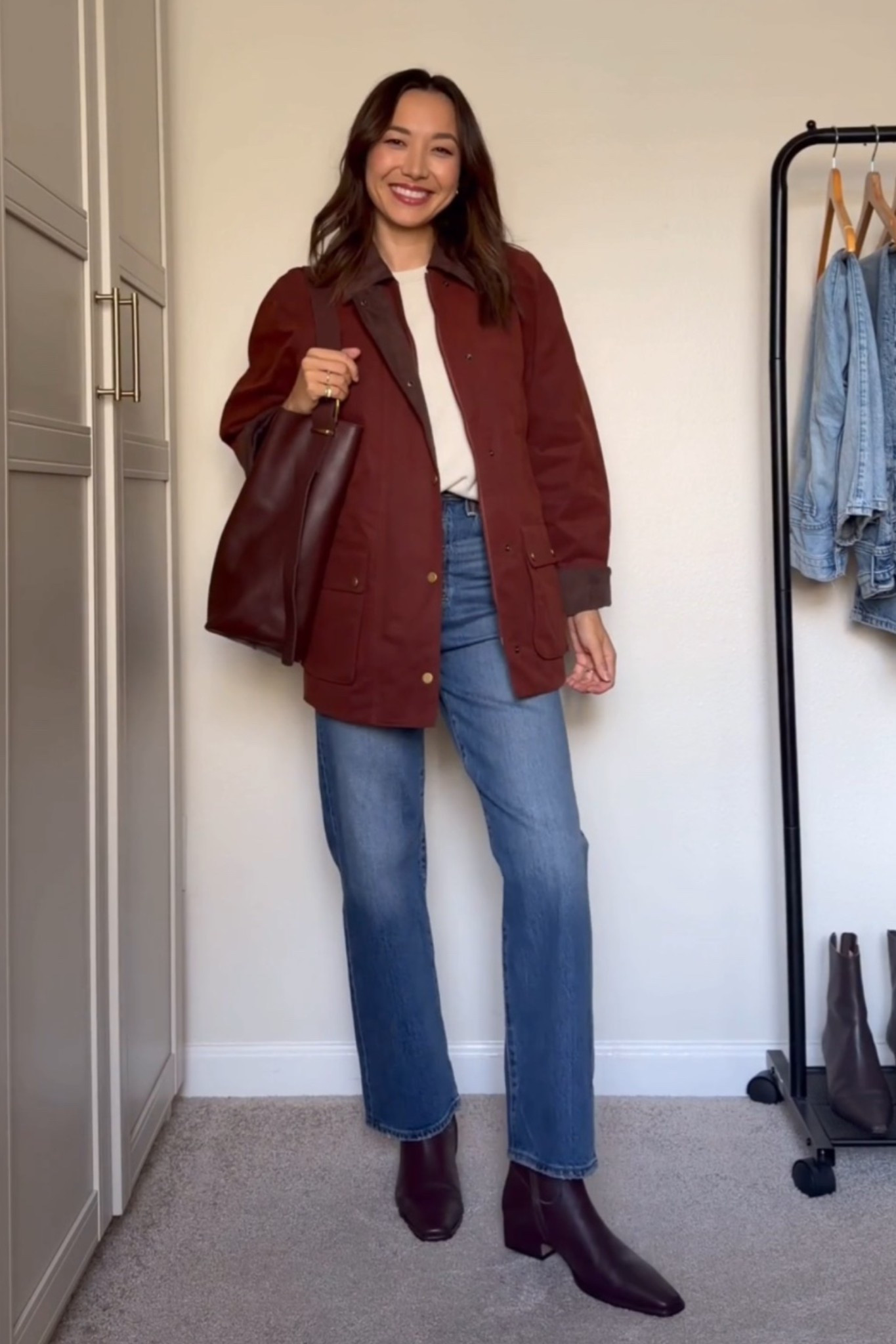 7 days of simple fall outfits 

Banana republic barn jacket xs — 30% off 
Levi’s wedgie straight jeans 
Saint & Sofia sweater tank 
Steve Madden define booties 
Madewell tote — linked to this years style