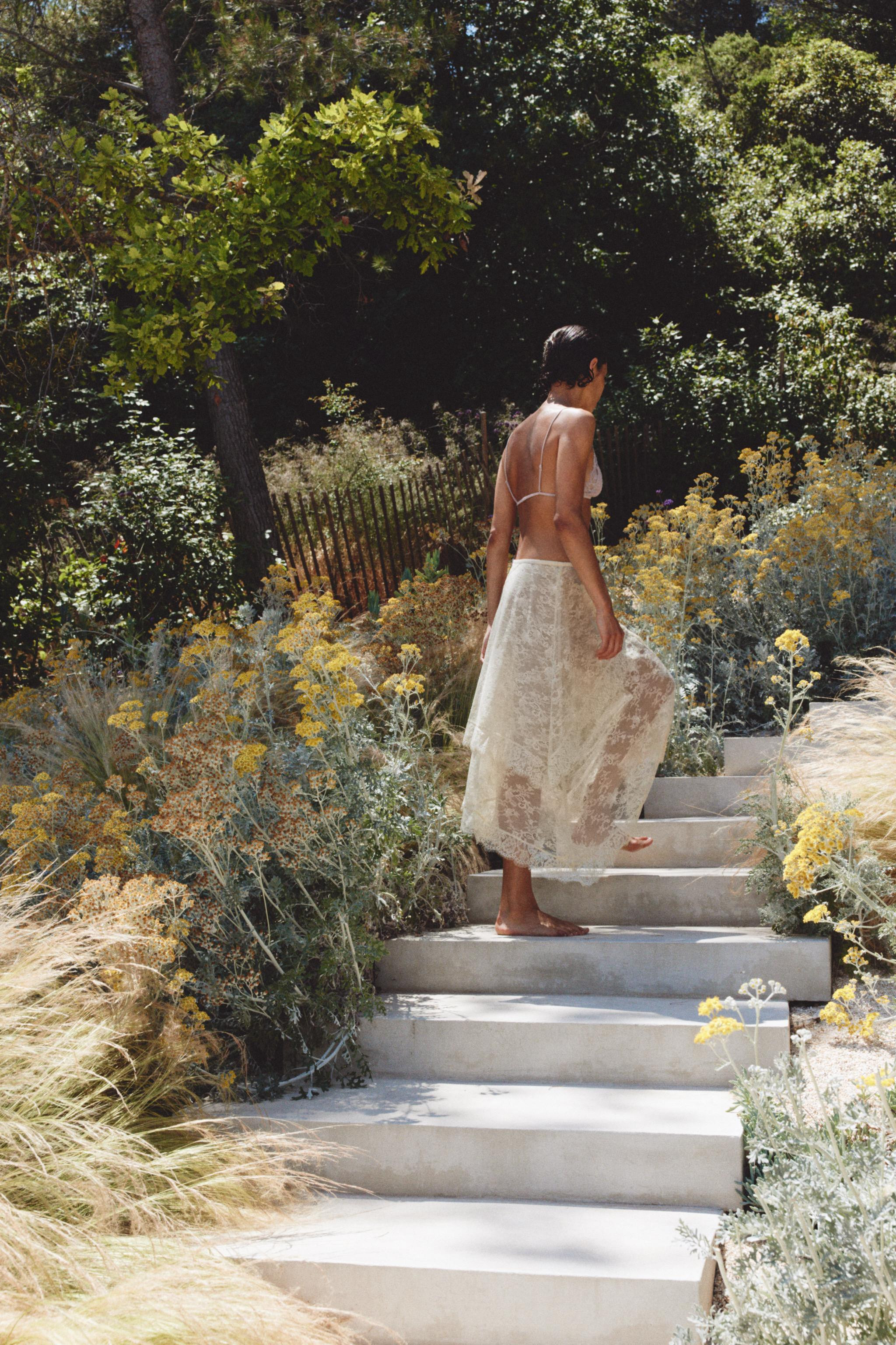 Halbtransparenter Midirock mit mittelhohem Bund aus weicher Spitze. Zweilagiges Design in Ton-in-... | Zara US