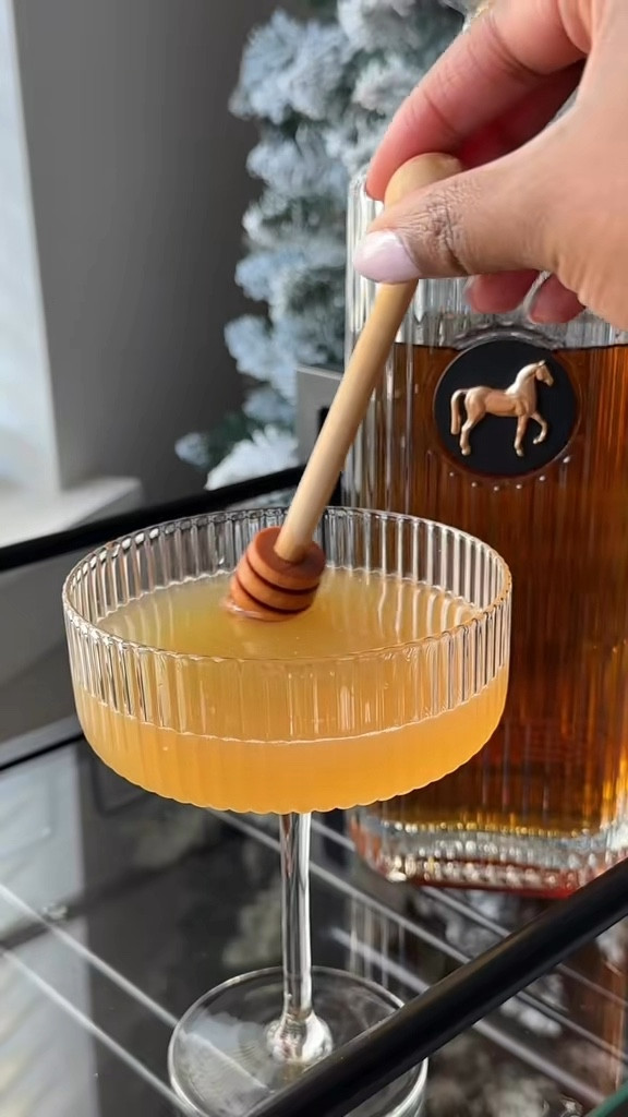 Honey bee whiskey cocktail 🥃 

Coupe glass, honey comb, holiday decor

#LTKHoliday #LTKSeasonal #LTKHome