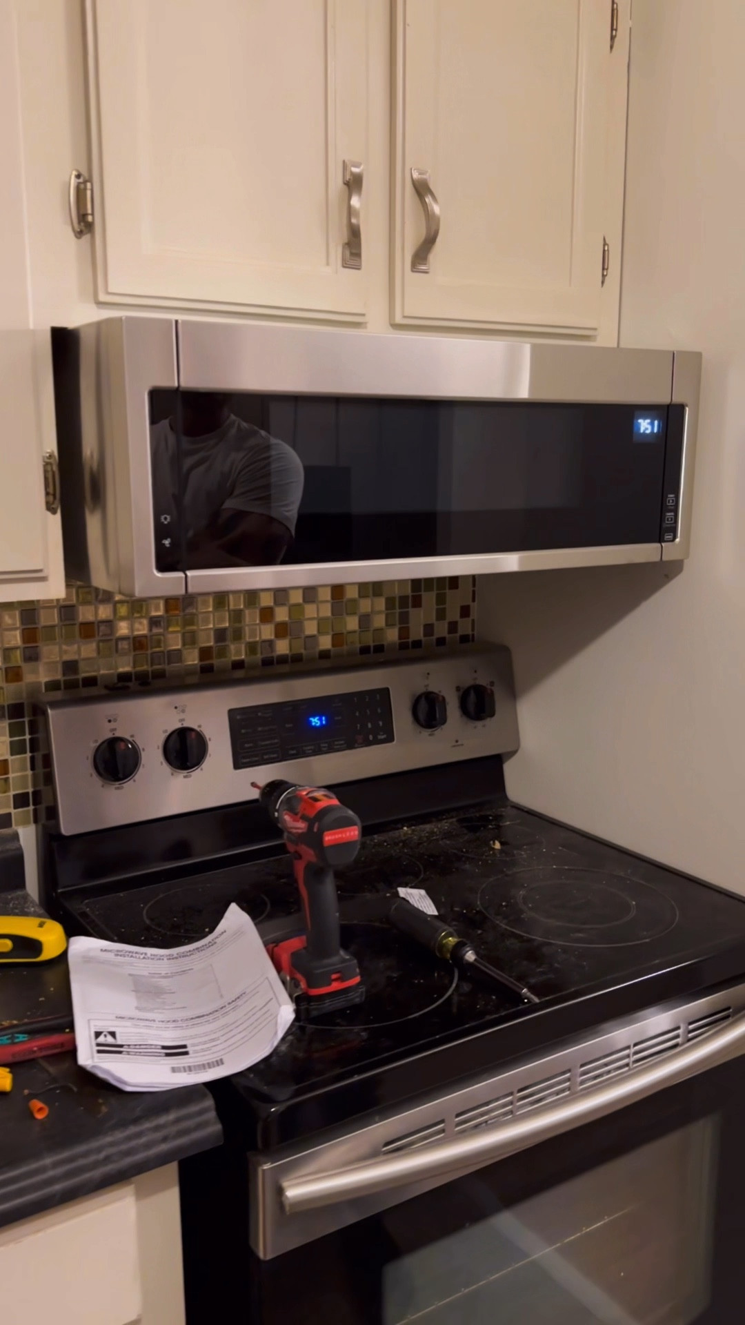 This over the stove microwave takes up way less space in our kitchen and serves a two in one purpose as a good range and a microwave. This was super easy to install. Linking through home depot.com 🇺🇸 