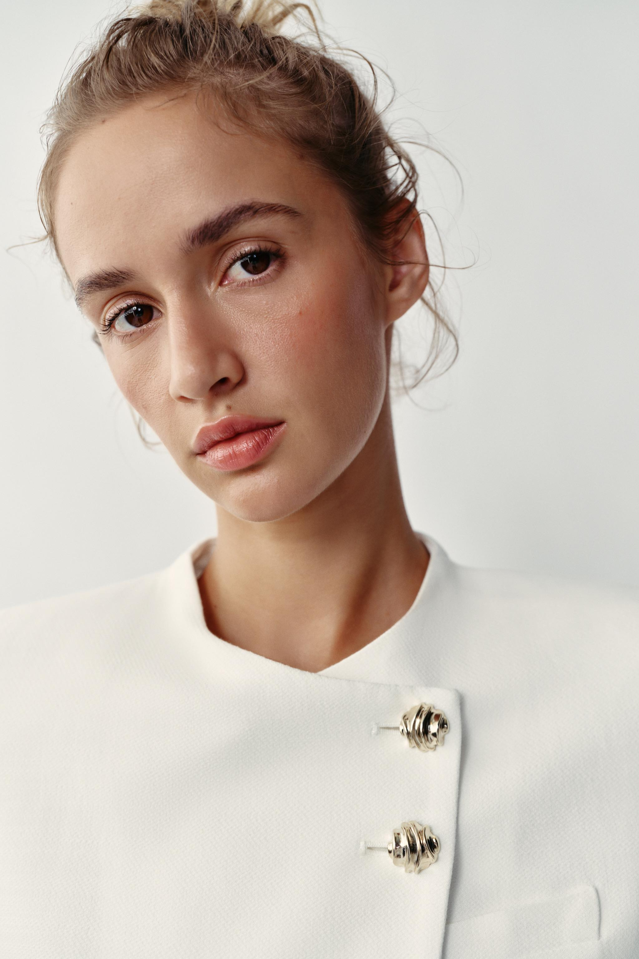Short sleeve blazer with a round neckline and shoulder pads. Front pockets. Front double-breasted... | Zara US