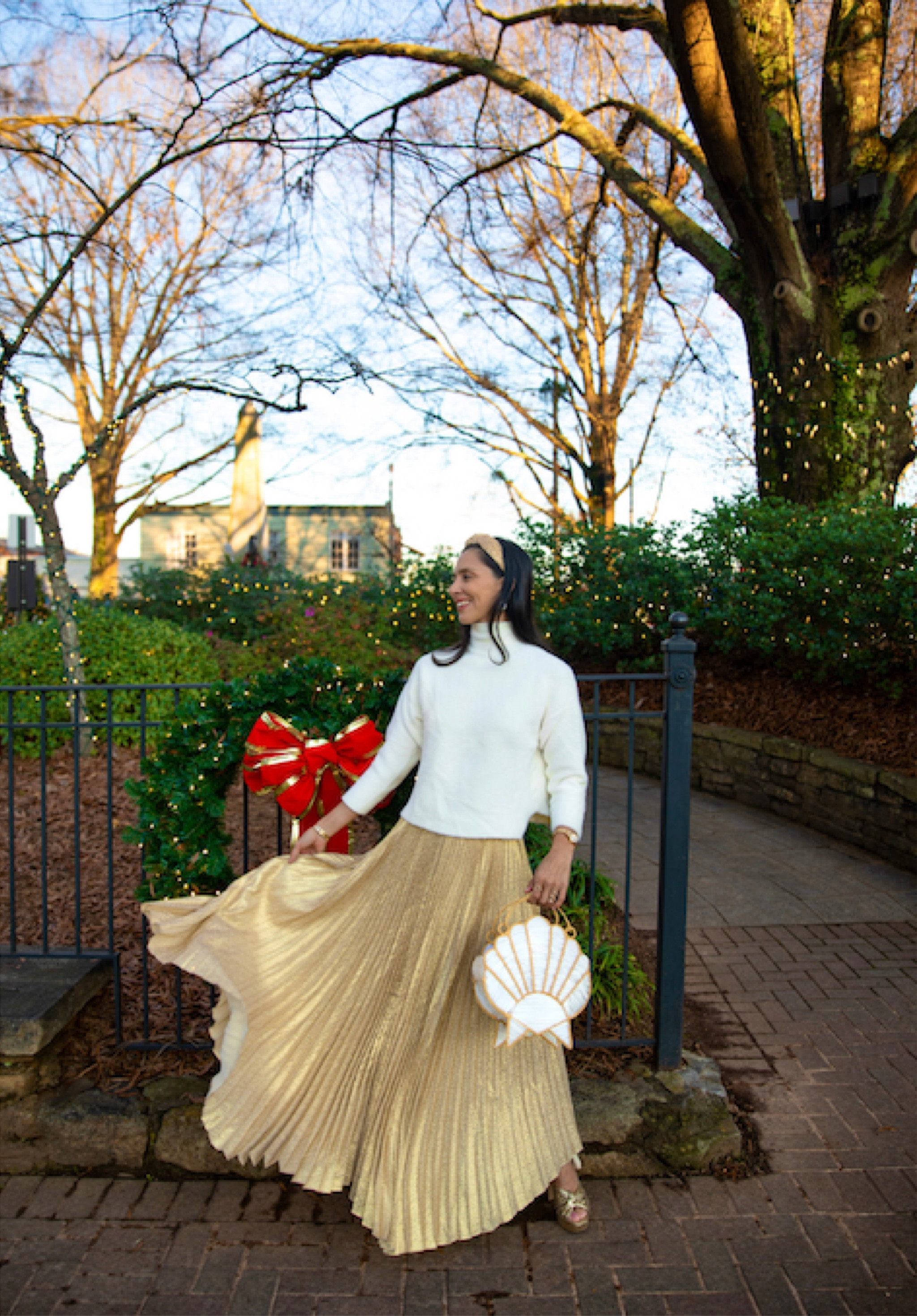 DAY 12:
A touch of gold and elegant pearls