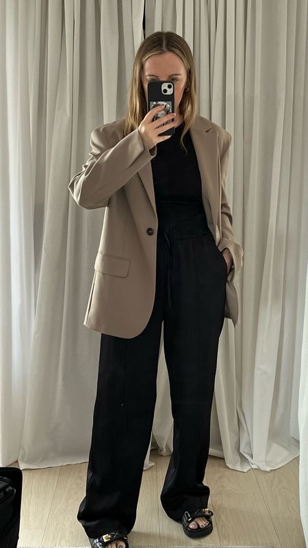 4 simple airport outfit ideas… this is my go-to formula every time. Loose fitting black trousers, a plain racer back vest, an oversized blazer and a pair of comfy Dad sandals 🖤
Airport outfit ideas | Travelling outfit | Holiday outfit | Arket oversized blazer | Black silk trousers | Elasticated trousers | Cross body bag | Linen trousers | Pull on trousers | Skims trousers 

#LTKsummer #LTKtravel #LTKeurope