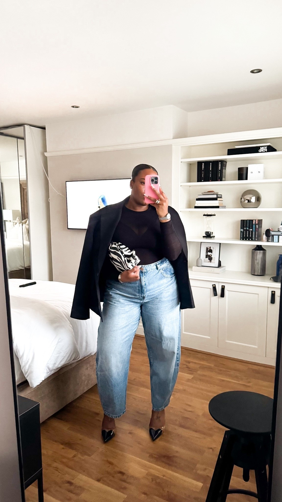 A casual fail safe date night/night out outfit! I love the silhouette of the barrel leg jeans and my blazer. So effortlessly put together!


#LTKdatenight #LTKstyletip #LTKuk