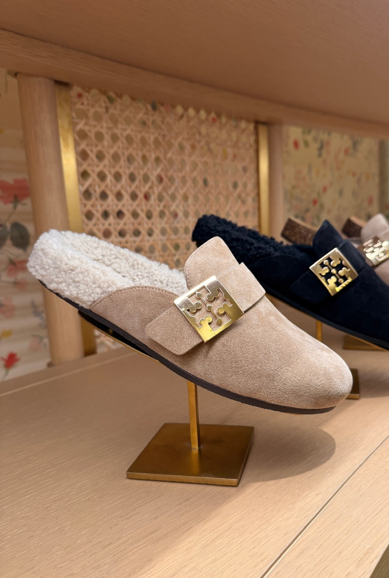 These are SO cute and comfy!!😍 They run true to size

Nordstrom, clogs, gifts for her, new arrivals, winter fashion, slippers, Amanda west, almostreadyblog

#LTKPetite #LTKSeasonal #LTKootd