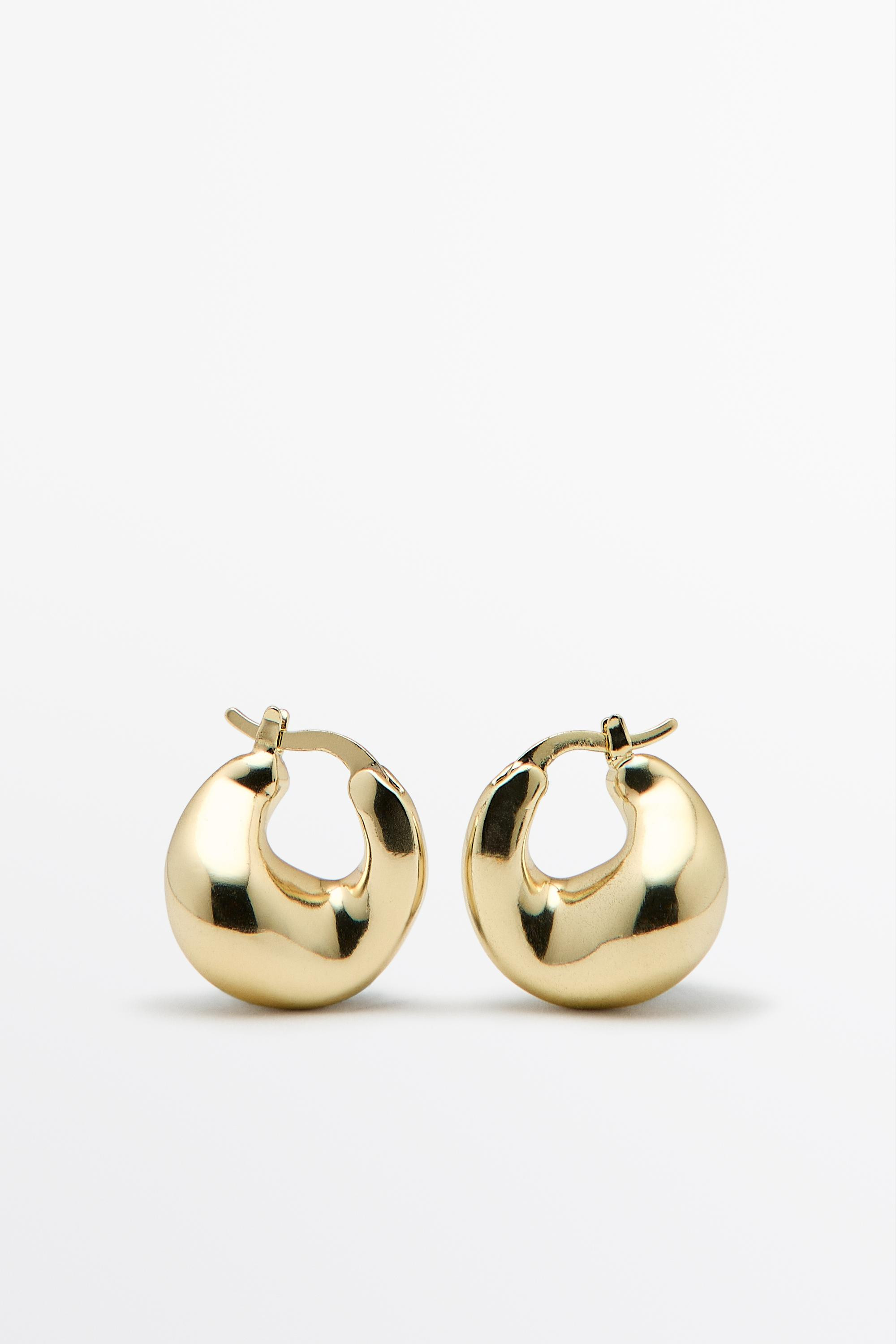 VOIR LE LOOK
Boucles d'oreilles cr\u00e9oles volume

 29,95 \u20ac  Couleur:  Dor\u00e9  Ajouter ... | Massimo Dutti FR