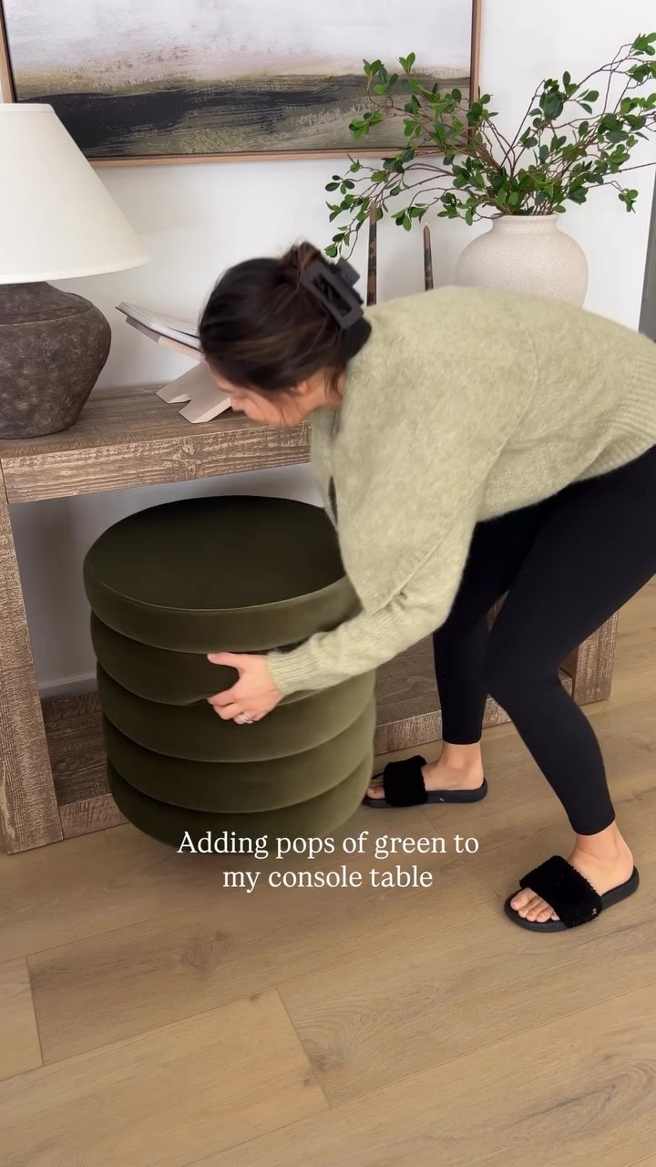 Spring console table with pops of green ✨ comment SHOP and I’ll send you the links!