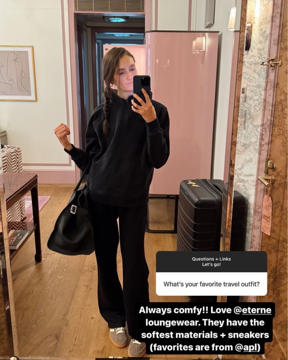 Cozy travel outfit 🖤